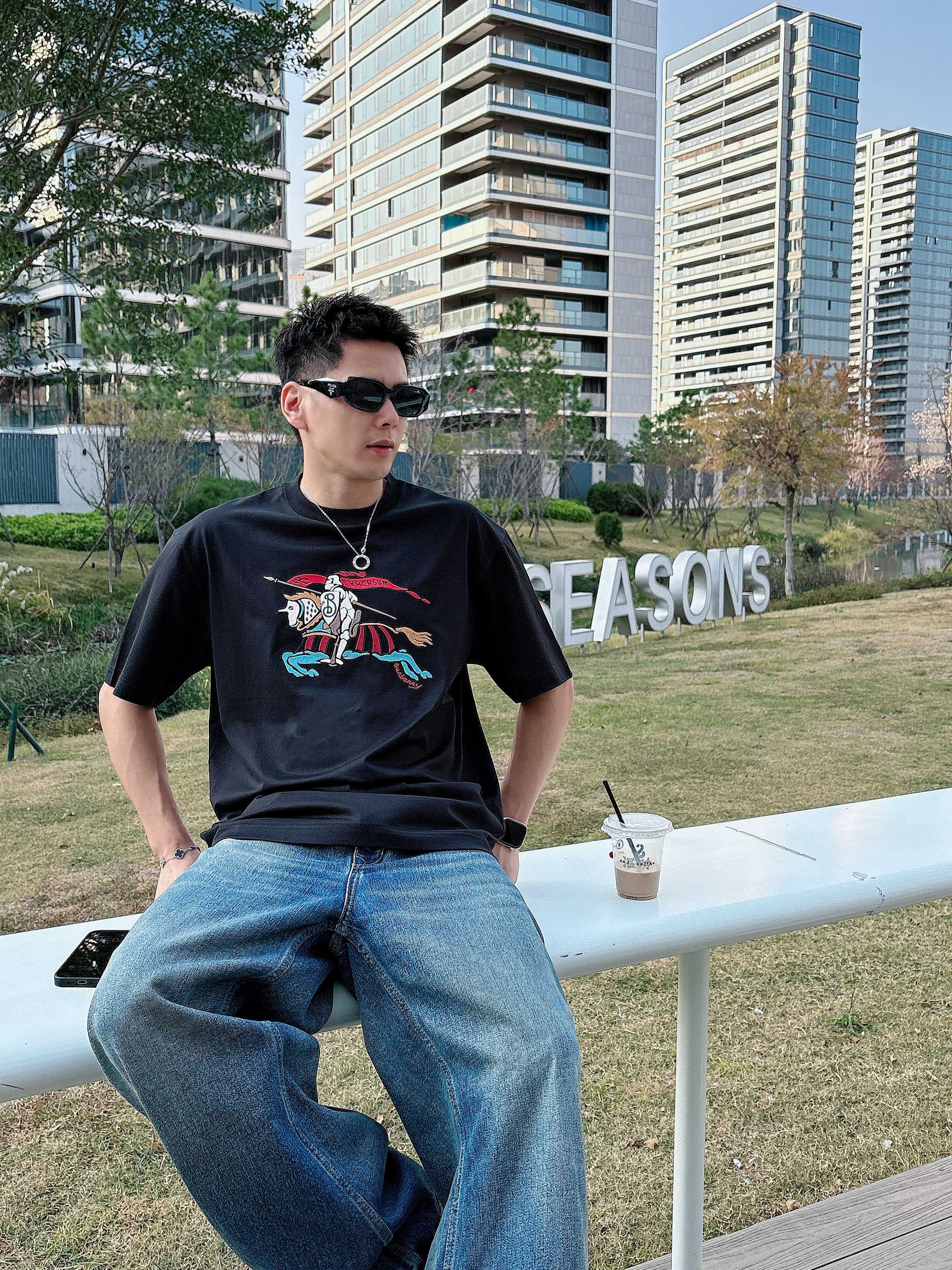 巴宝莉#BUR 2026春夏新款首发专柜最新款短袖圆领T恤 高端订制 设计前卫时尚！品牌logo重工艺设