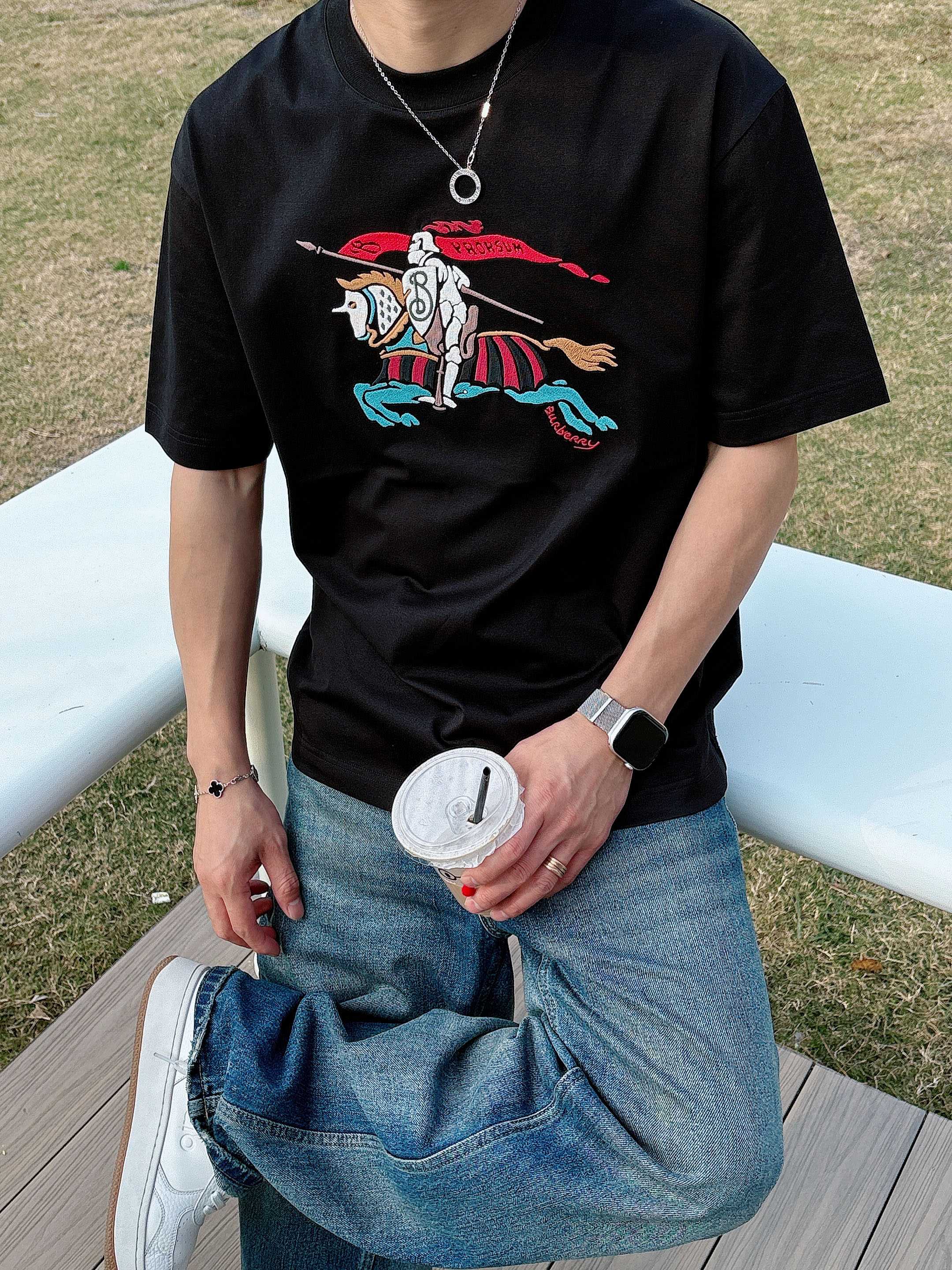 巴宝莉#BUR 2026春夏新款首发专柜最新款短袖圆领T恤 高端订制 设计前卫时尚！品牌logo重工艺设