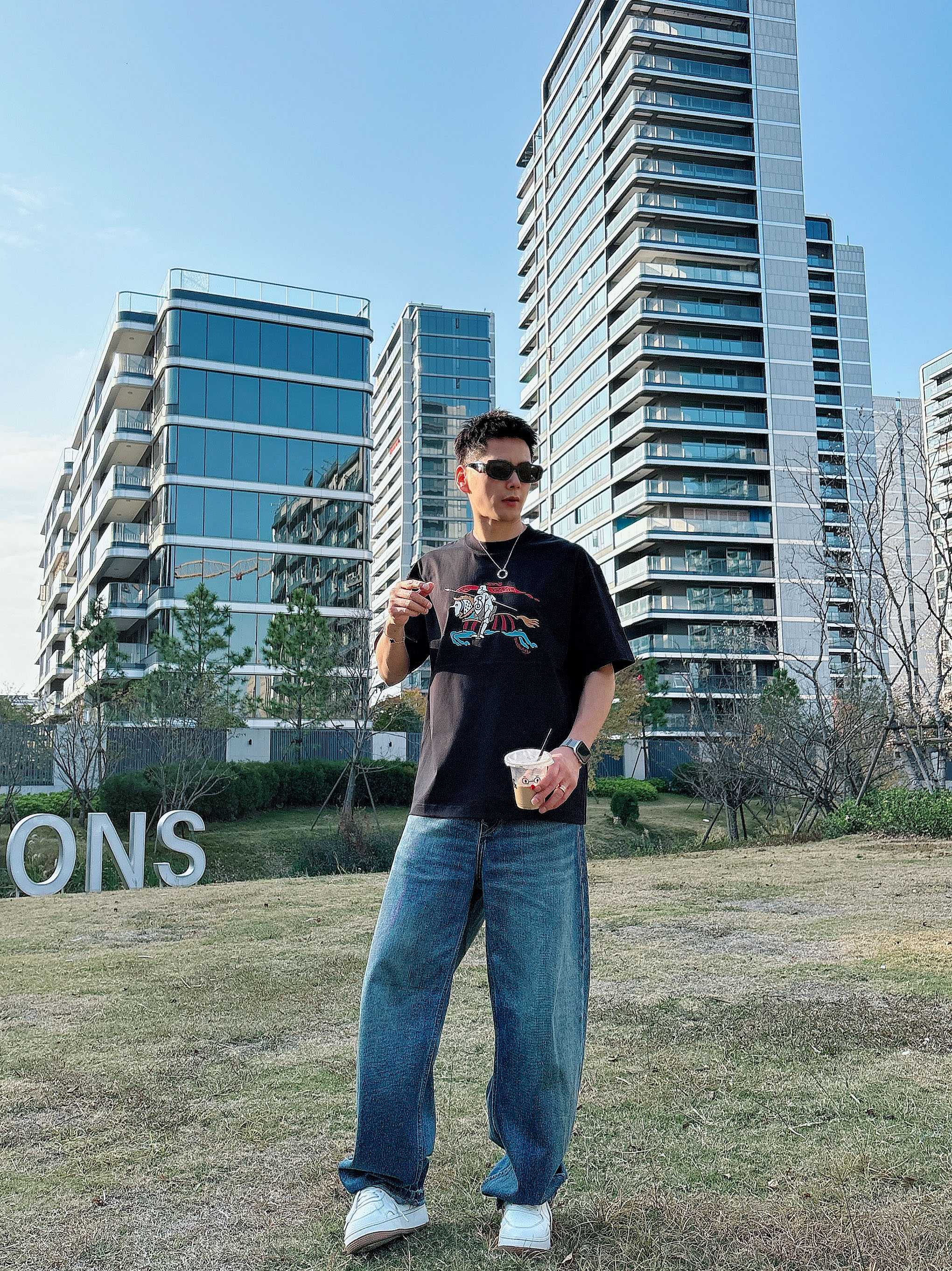 巴宝莉#BUR 2026春夏新款首发专柜最新款短袖圆领T恤 高端订制 设计前卫时尚！品牌logo重工艺设