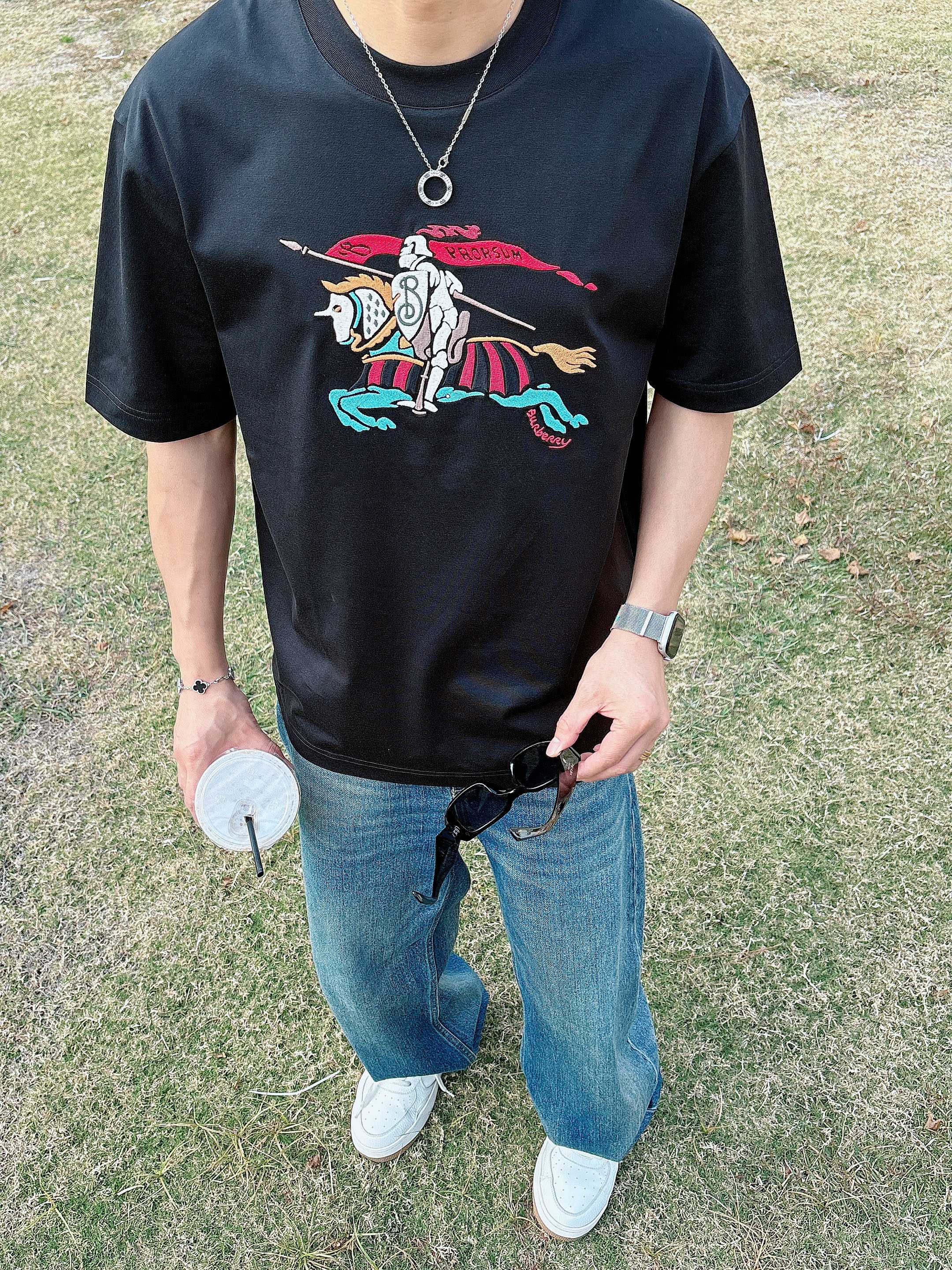 巴宝莉#BUR 2026春夏新款首发专柜最新款短袖圆领T恤 高端订制 设计前卫时尚！品牌logo重工艺设