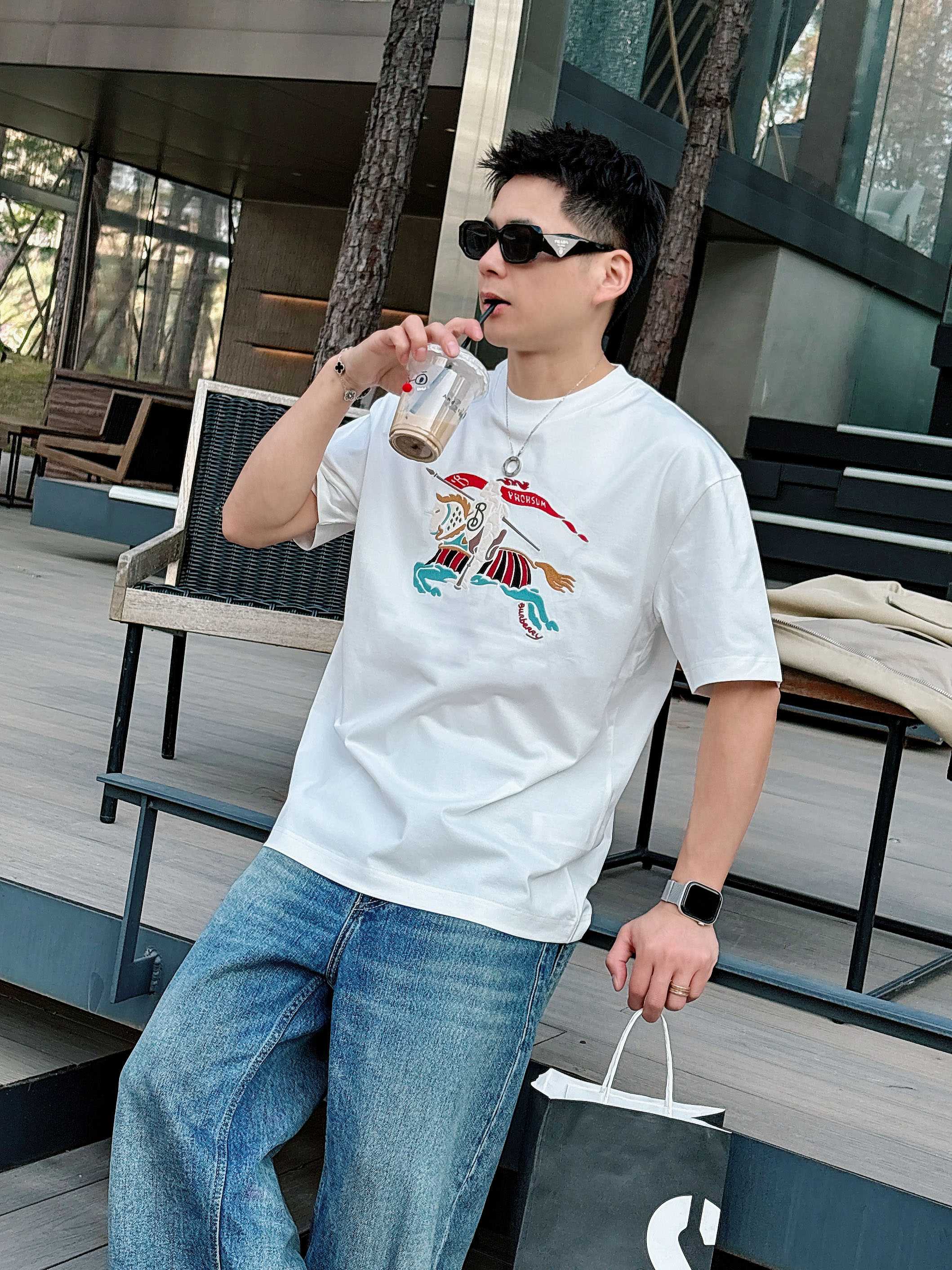 巴宝莉#BUR 2026春夏新款首发专柜最新款短袖圆领T恤 高端订制 设计前卫时尚！品牌logo重工艺设