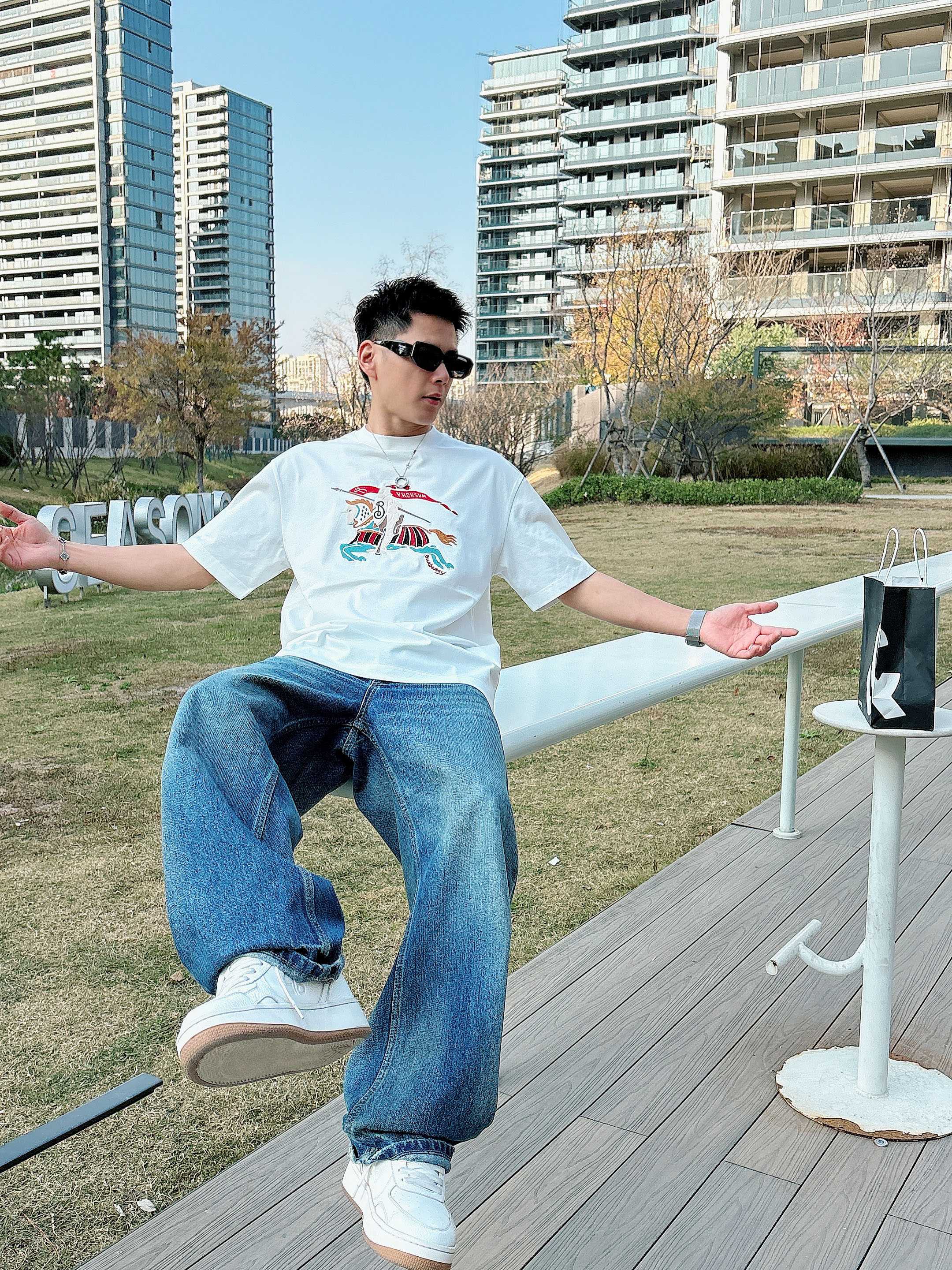 巴宝莉#BUR 2026春夏新款首发专柜最新款短袖圆领T恤 高端订制 设计前卫时尚！品牌logo重工艺设