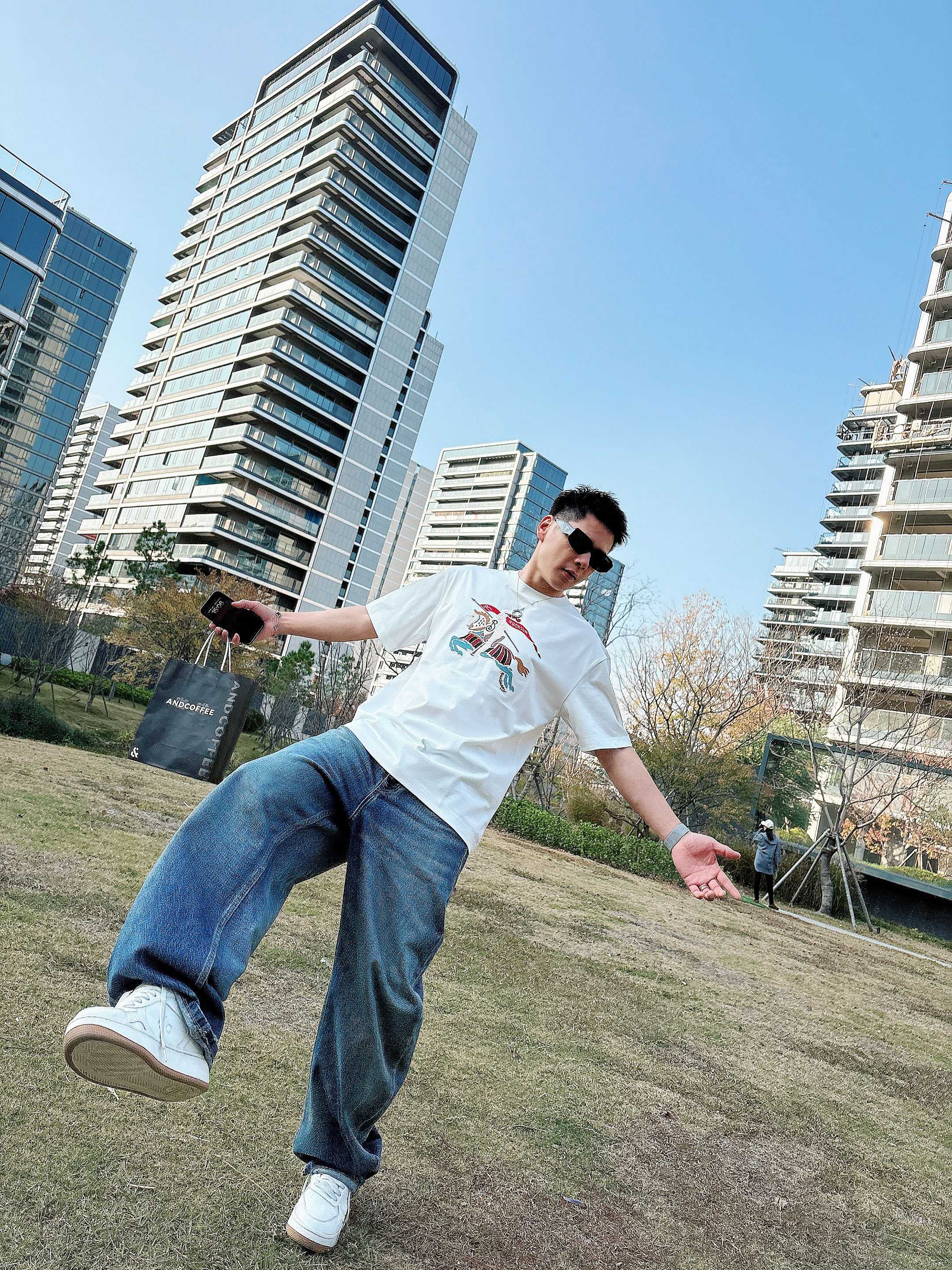 巴宝莉#BUR 2026春夏新款首发专柜最新款短袖圆领T恤 高端订制 设计前卫时尚！品牌logo重工艺设