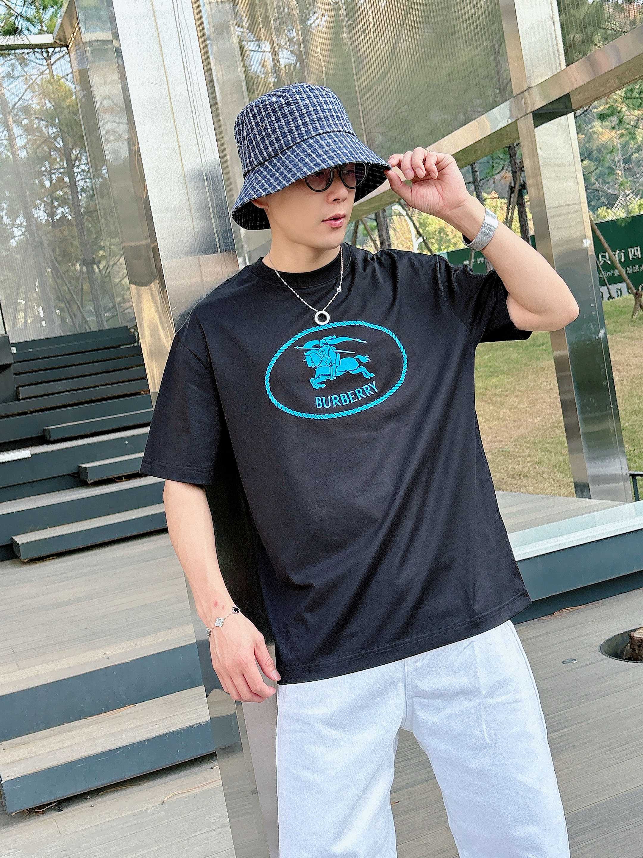 巴宝莉#BUR 2026春夏新款首发专柜最新款短袖圆领T恤 高端订制 设计前卫时尚！品牌logo重工艺设