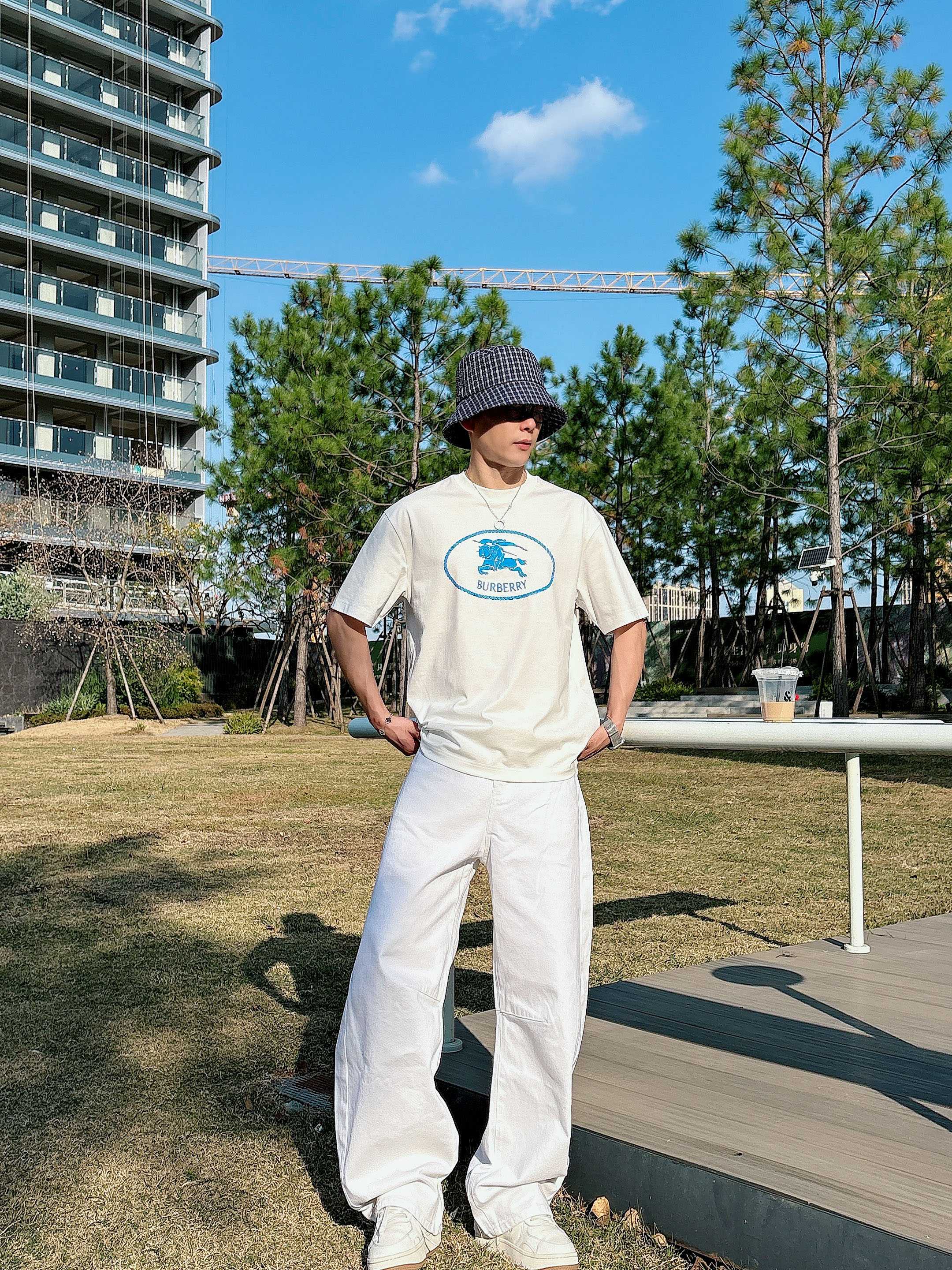 巴宝莉#BUR 2026春夏新款首发专柜最新款短袖圆领T恤 高端订制 设计前卫时尚！品牌logo重工艺设