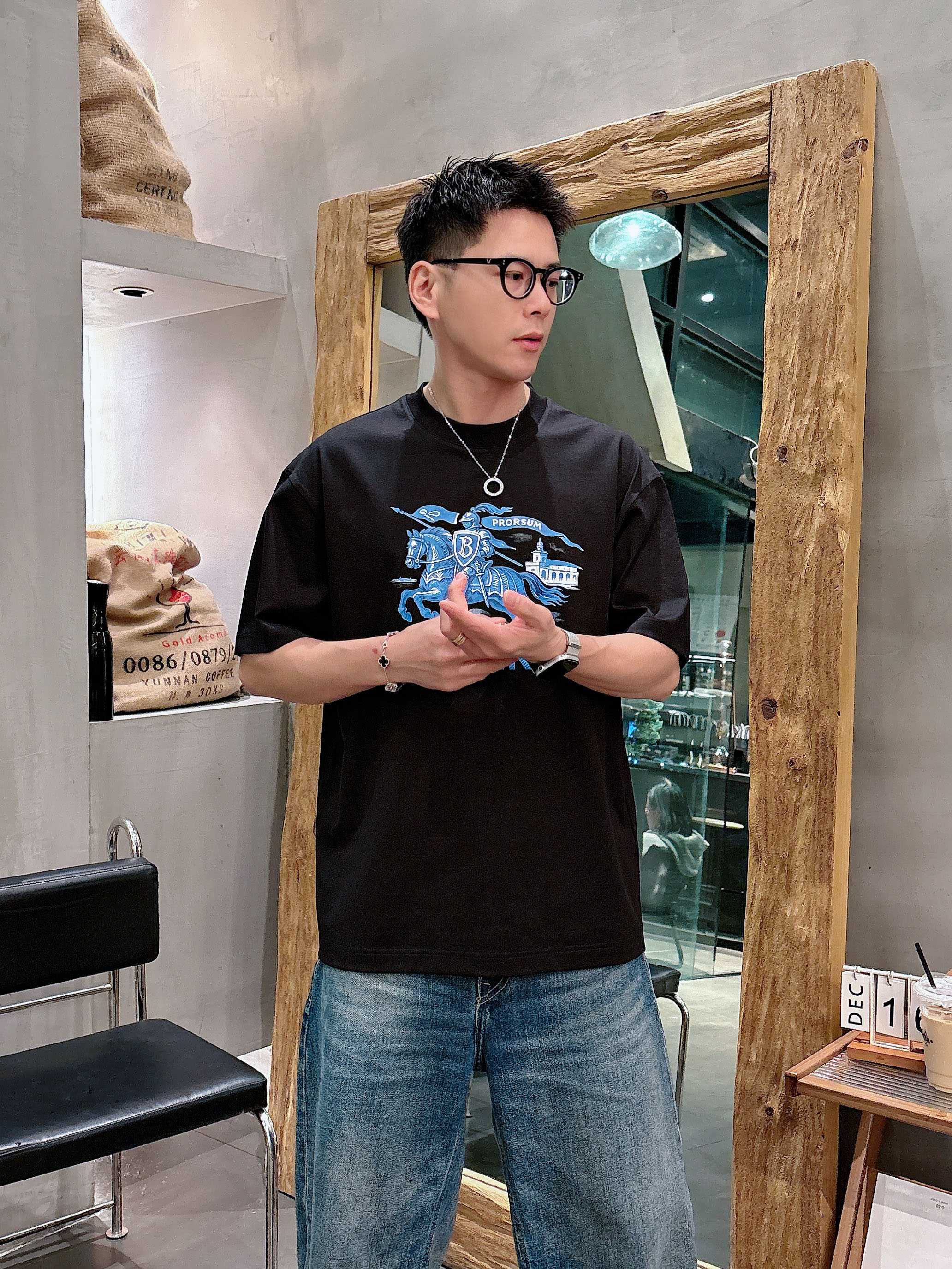 巴宝莉#BUR 2026春夏新款首发专柜最新款短袖圆领T恤 高端订制 设计前卫时尚！品牌logo重工艺设