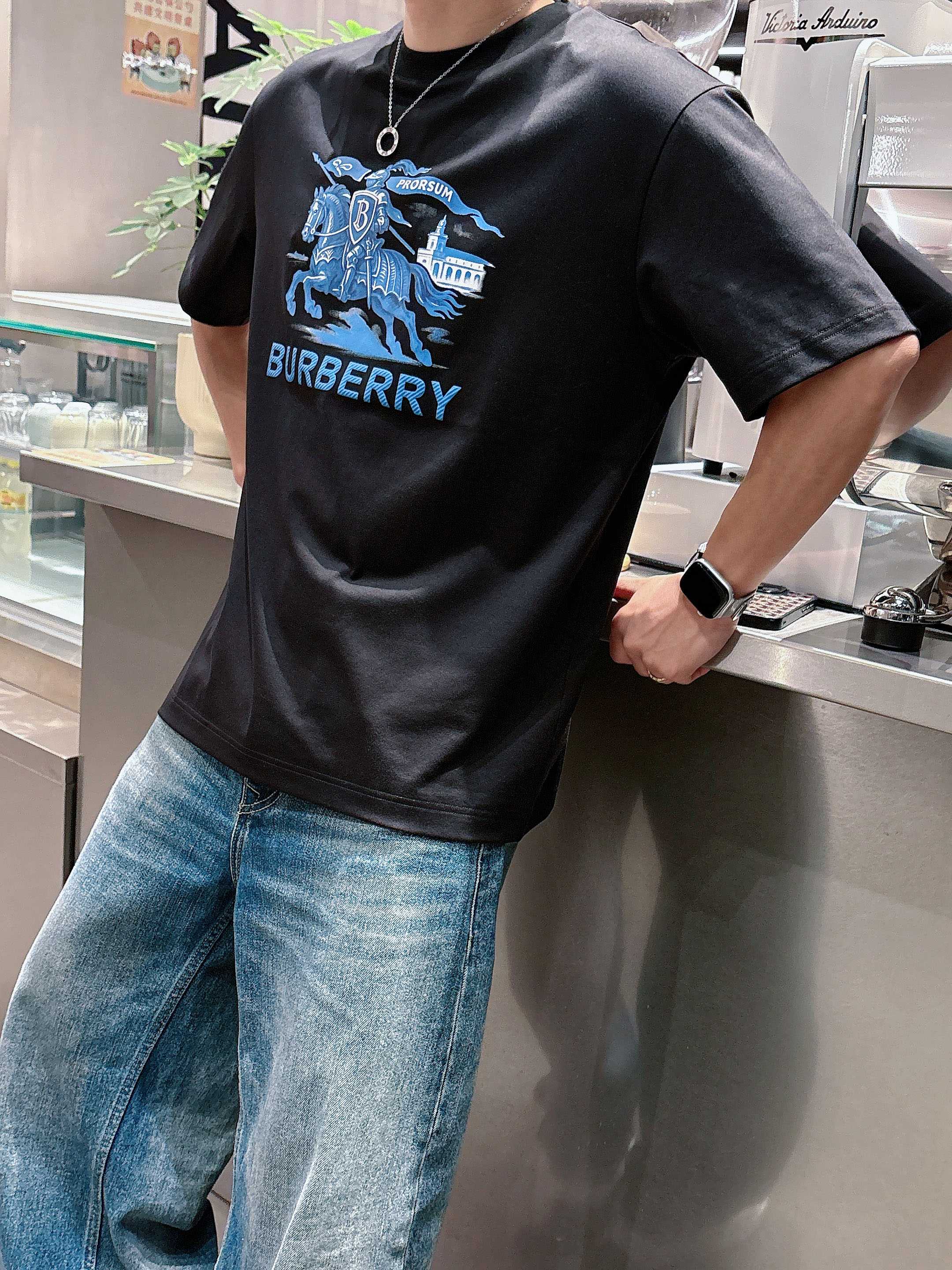 巴宝莉#BUR 2026春夏新款首发专柜最新款短袖圆领T恤 高端订制 设计前卫时尚！品牌logo重工艺设