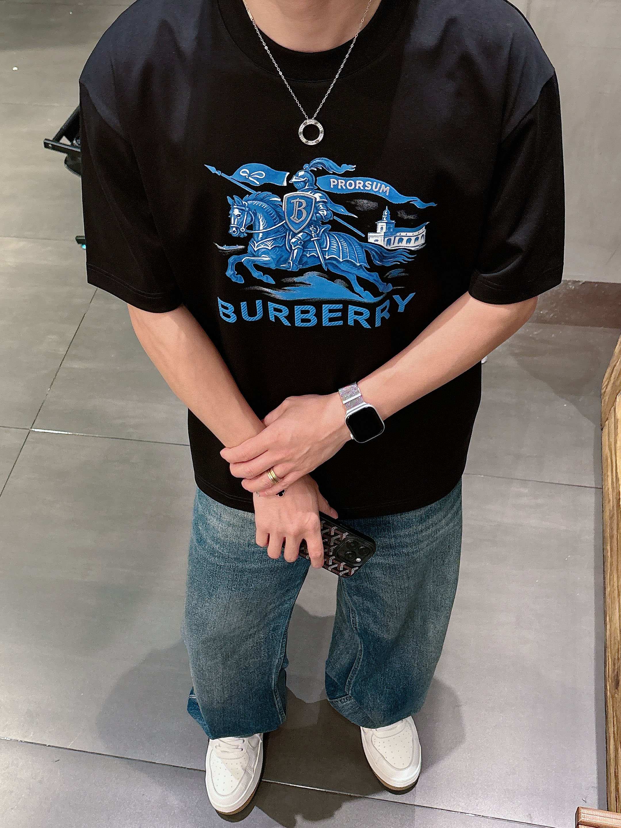 巴宝莉#BUR 2026春夏新款首发专柜最新款短袖圆领T恤 高端订制 设计前卫时尚！品牌logo重工艺设