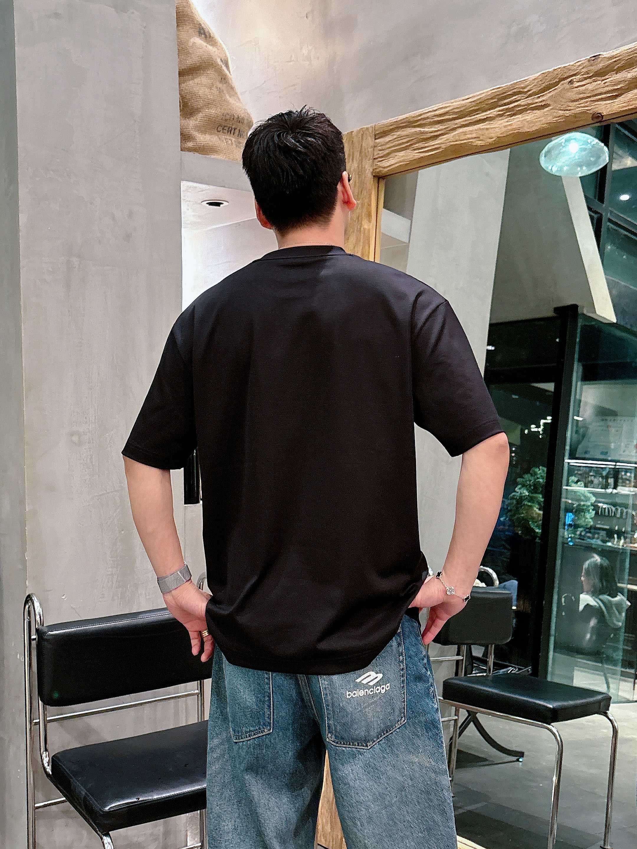 巴宝莉#BUR 2026春夏新款首发专柜最新款短袖圆领T恤 高端订制 设计前卫时尚！品牌logo重工艺设