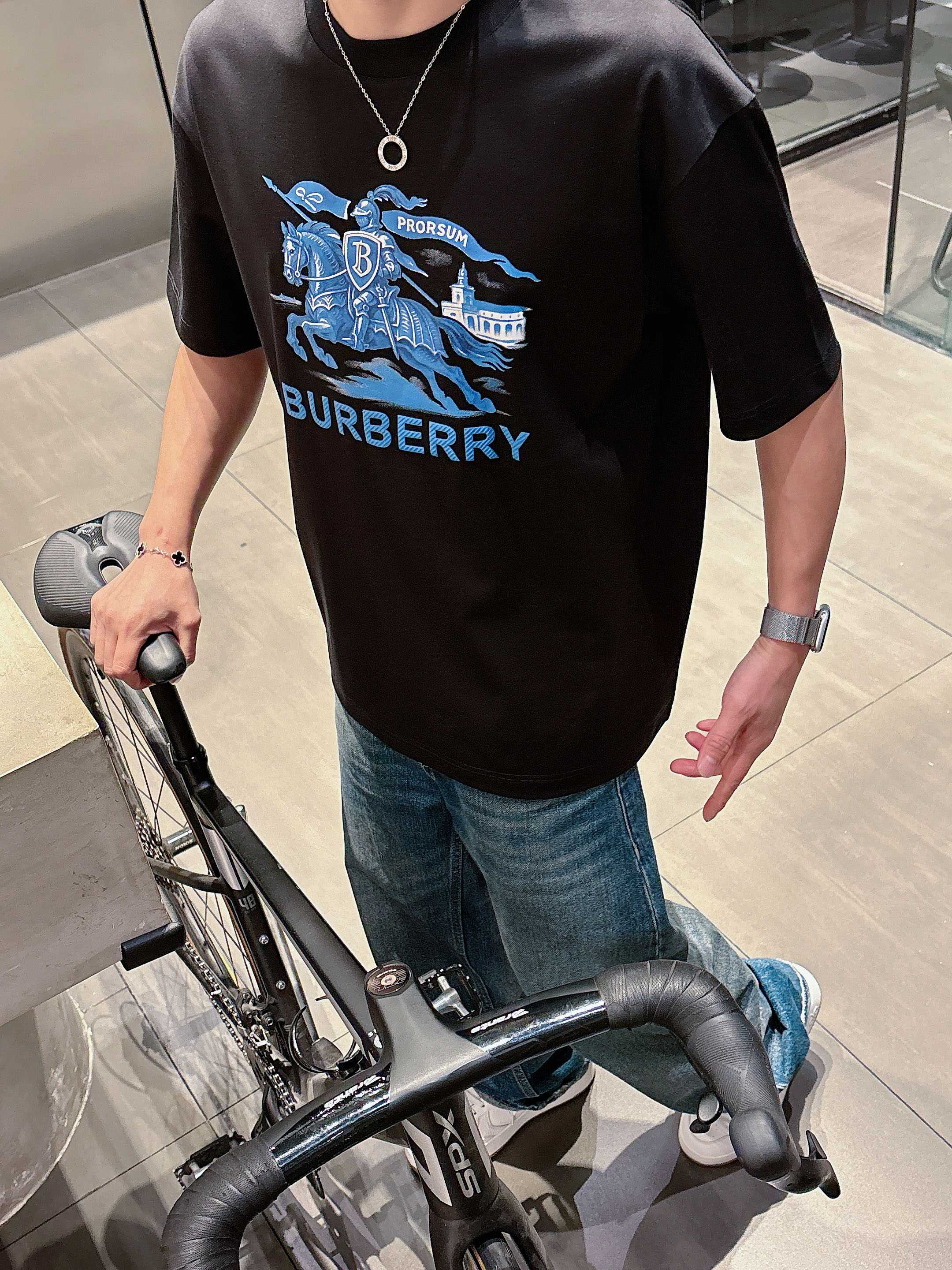 巴宝莉#BUR 2026春夏新款首发专柜最新款短袖圆领T恤 高端订制 设计前卫时尚！品牌logo重工艺设