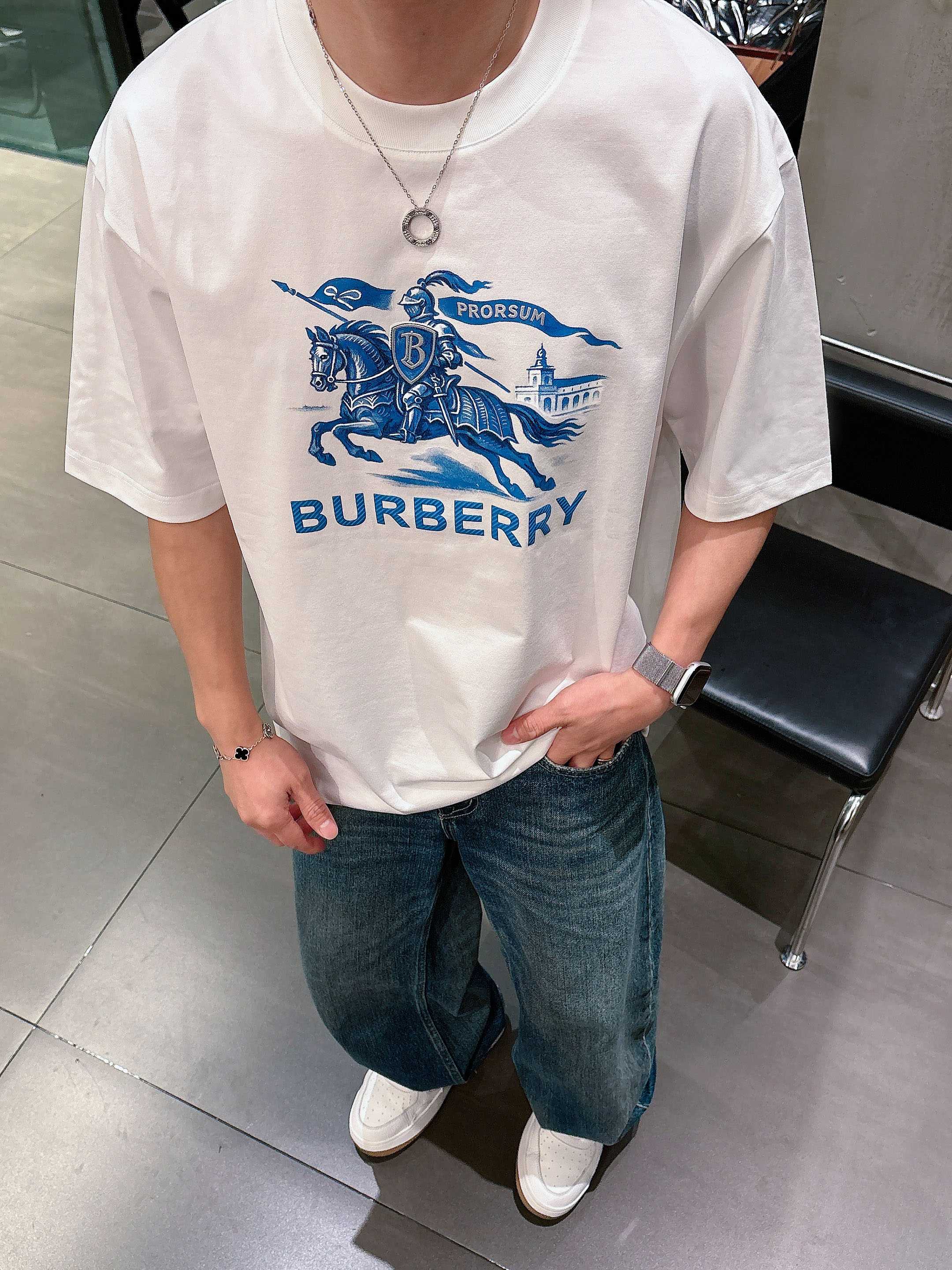 巴宝莉#BUR 2026春夏新款首发专柜最新款短袖圆领T恤 高端订制 设计前卫时尚！品牌logo重工艺设