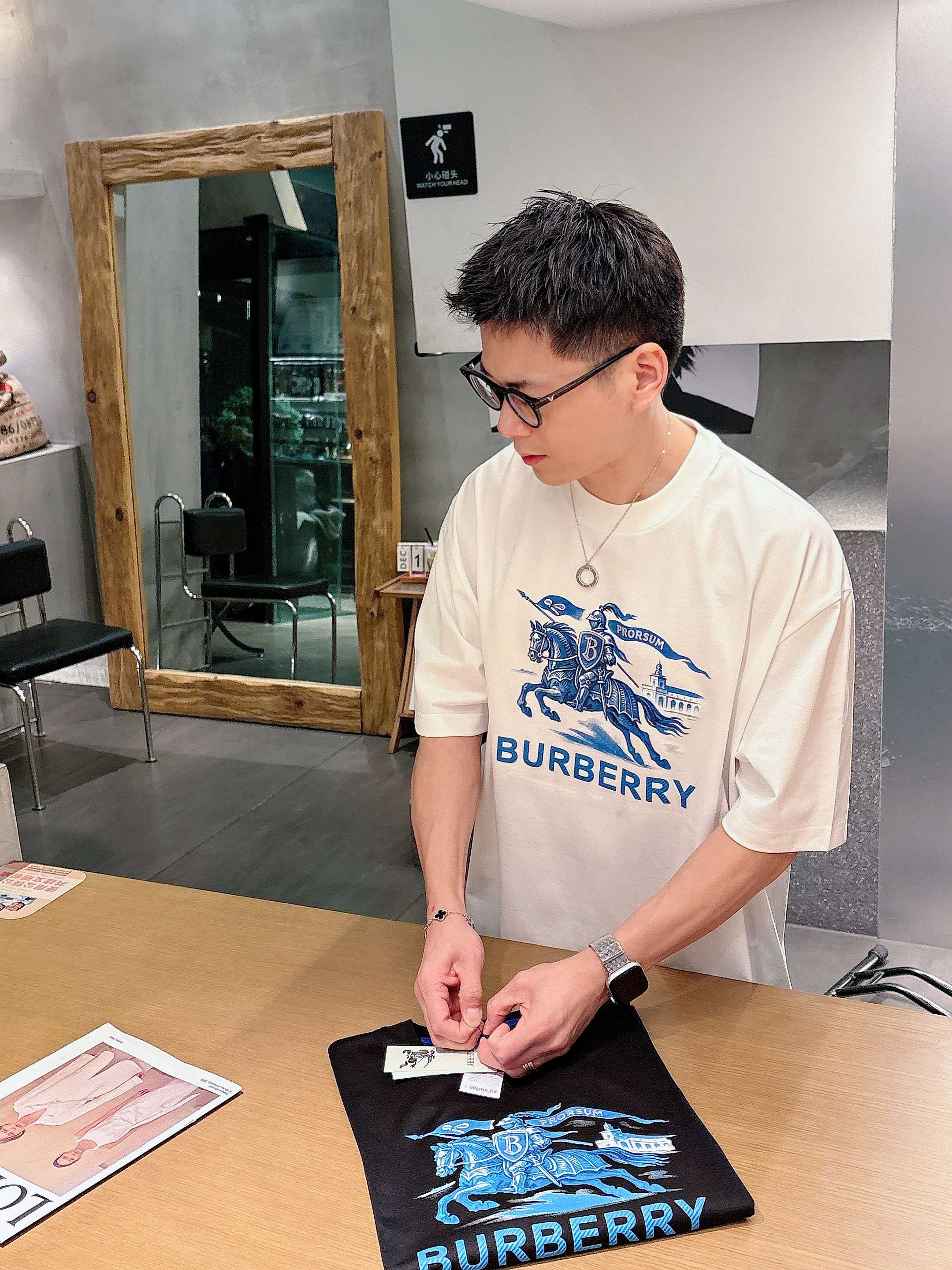 巴宝莉#BUR 2026春夏新款首发专柜最新款短袖圆领T恤 高端订制 设计前卫时尚！品牌logo重工艺设