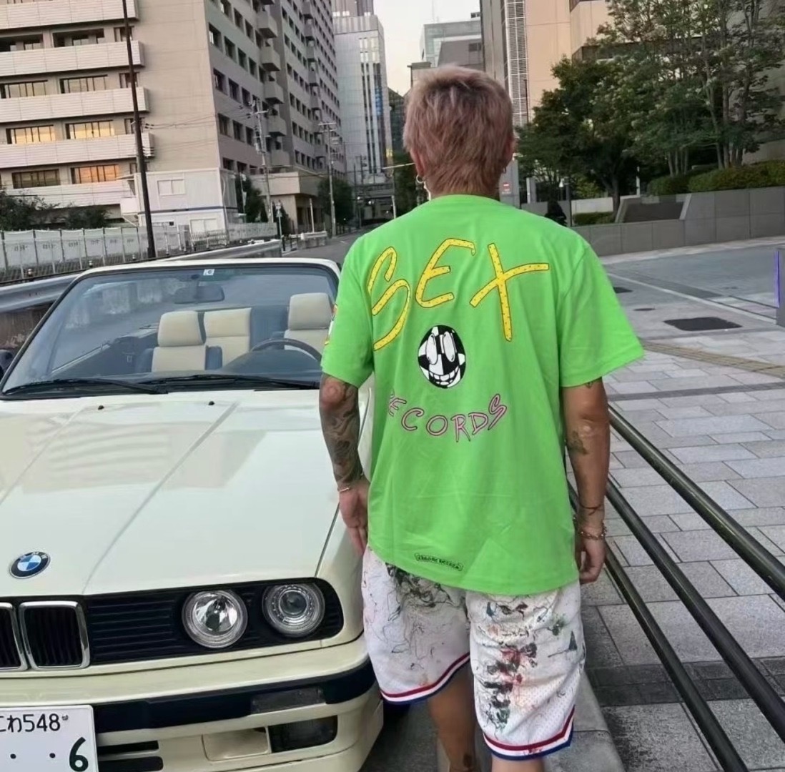 NO:949806,.[Full size in stock] Chrome Hearts mattyboy sex records football graffiti exhibition limited short-sleeved size S M L  The color is restored, and the low-saturation green upper body is super beautiful. The ready-made garment has been slightly fermented to achieve a soft and skin-friendly touch. At the same time, it avoids shrinkage and fading problems from the source, and it still maintains a crisp shape after long-term wear. The body adopts seamless cylindrical weaving technology, and there are no seams on the sides, so there is no sense of restraint when wearing. The shoulders are classic dropped shoulders, with a loose body fit, suitable for all kinds of body shapes. The yellow horseshoe print on the left breast pocket  Imported environmentally friendly slurry is selected and produced through a high-precision screen printing process. The printing has clear layers and saturated colors, and it is not easy to crack or fall off after repeated washing. The neckline adopts a double-needle reinforced edge design, with a customized threaded collar, which is durable and not easy to deform. The overall wiring follows luxury craft standards, the stitching is even and fine, and every detail shows ingenuity. Customized hardware and accessories are complete with three labels, restoring the classic texture of the brand. The overall wiring is straight and delicate, the fabric is comfortable and soft, and the color is consistent and without color difference.  Can be matched with the same style to create a fashionable look, to suit various occasions, customized accessories, complete with three labels, same style for men and women.,, chrome hearts, T-shirt,19860909.【全码现货】Chrome Hearts mattyboy sex records 足球涂鸦展会限定 短袖 size S M L XL 这款Chrome Hearts mattyboy sex records展会限定款短袖专柜不对外发售 面料采用以32支双纱全棉为原料,克重达到g,面料经预洗水工艺处理,整体面料定制定染 荧光绿 颜色还原,低饱和度绿色上身超好看,成衣做过轻微酵洗实现柔软亲肤的触感同时,从根源避免缩水、褪色问题,久穿依旧保持版型挺括.衣身采用无缝圆筒织造技术,侧边无拼接缝线,穿着时无束缚感,肩部为经典落肩剪裁,搭配宽松的衣身版型,适配各类身形.左胸口袋处的黄色马蹄印花 选用进口环保浆料,通过高精度丝网印工艺制作,印花层次分明、色彩饱和,反复洗涤也不易开裂脱落.领口采用双针加固包边设计,搭配定制螺纹领圈,耐穿不易变形,整体走线遵循奢侈品工艺标准,针脚均匀细密,每一处细节都彰显匠心,定制五金辅料与三标齐全,还原品牌经典质感.整体走线平直细腻,面料舒适柔软,颜色一致无色差 能与同款搭配营造时尚造型,驾驭各种场合,定制辅料,三标齐全,男女同款.,,chrome hearts,T-shirt,,Men's clothing