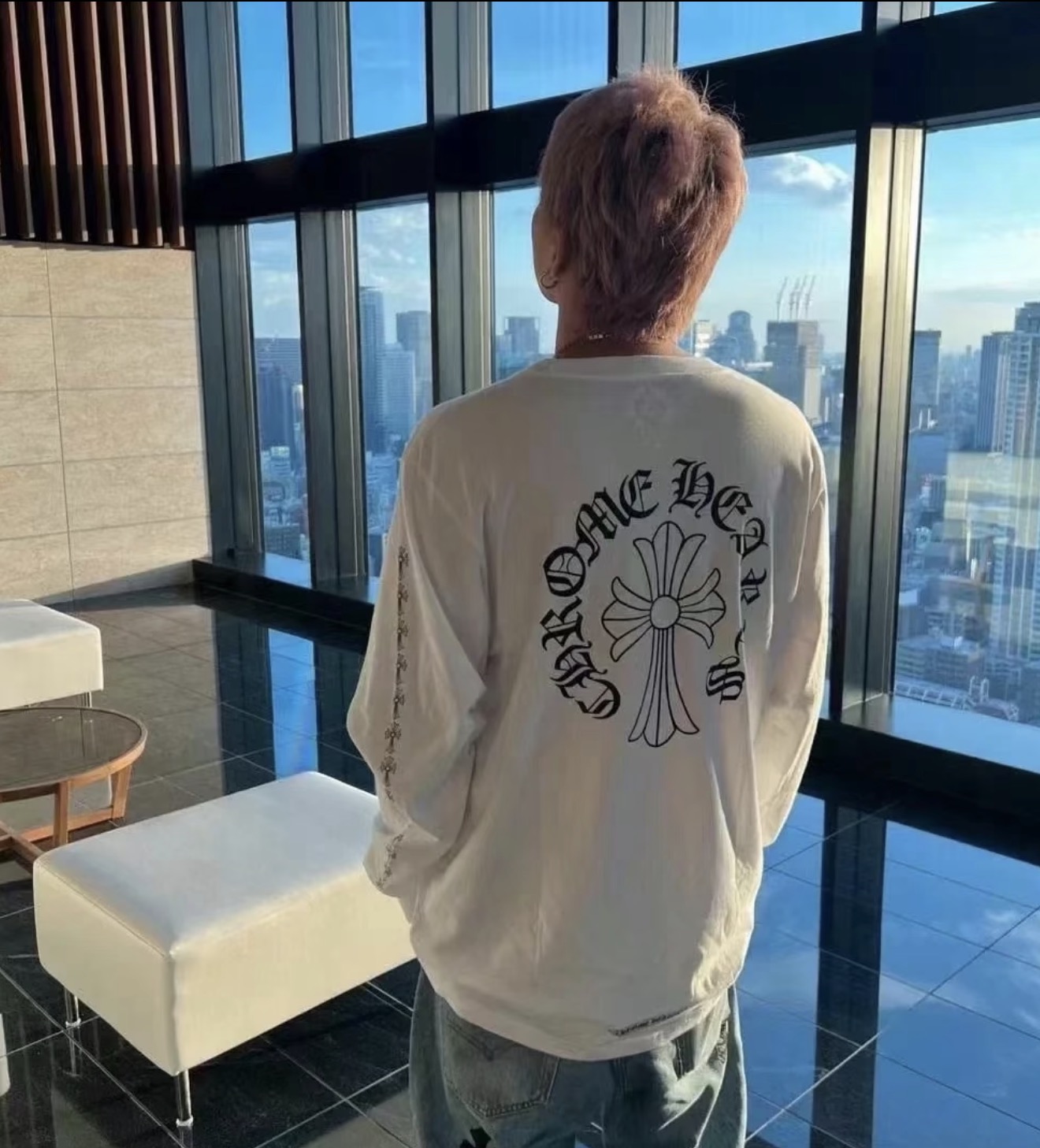 NO:949794,.[Full size in stock] Chrome Hearts Hollow Cross Printed Long Sleeve size S M L  The upper body is super good-looking. The ready-made garment has been lightly fermented to achieve a soft and skin-friendly touch. At the same time, it avoids shrinkage and fading problems from the root, and it still maintains a crisp shape after long-term wear. The body adopts seamless cylindrical weaving technology, and there are no stitching seams on the sides, so there is no sense of restraint when wearing. The shoulders are classic dropped shoulders, with a loose body fit, suitable for all types of body shapes. White cross print on the left chest pocket  Imported environmentally friendly slurry is selected and produced through a high-precision screen printing process. The printing has clear layers and saturated colors, and it is not easy to crack or fall off after repeated washing. The neckline adopts a double-needle reinforced edge design, with a customized threaded collar, which is durable and not easy to deform. The overall wiring follows luxury craft standards, the stitching is even and fine, and every detail shows ingenuity. Customized hardware and accessories are complete with three labels, restoring the classic texture of the brand. The overall wiring is straight and delicate, the fabric is comfortable and soft, and the color is consistent and without color difference.  Can be matched with the same style to create a fashionable look, to suit various occasions, customized accessories, complete with three labels, same style for men and women.,,chrome hearts,chrome hearts,19860909.【全码现货】Chrome Hearts克罗心镂空十字架印花长袖 size S M L XL 这款Chrome Hearts Cross long sleeve系列 长袖专柜不对外发售 面料采用以32支双纱全棉为原料,克重原版一致190G,面料经预洗水工艺处理,整体面料定制定染 上身超好看,成衣做过轻微酵洗实现柔软亲肤的触感同时,从根源避免缩水、褪色问题,久穿依旧保持版型挺括.衣身采用无缝圆筒织造技术,侧边无拼接缝线,穿着时无束缚感,肩部为经典落肩剪裁,搭配宽松的衣身版型,适配各类身形.左胸口袋处的白色十字架印花 选用进口环保浆料,通过高精度丝网印工艺制作,印花层次分明、色彩饱和,反复洗涤也不易开裂脱落.领口采用双针加固包边设计,搭配定制螺纹领圈,耐穿不易变形,整体走线遵循奢侈品工艺标准,针脚均匀细密,每一处细节都彰显匠心,定制五金辅料与三标齐全,还原品牌经典质感.整体走线平直细腻,面料舒适柔软,颜色一致无色差 能与同款搭配营造时尚造型,驾驭各种场合,定制辅料,三标齐全,男女同款.,,chrome hearts,chrome hearts,,Men's clothing