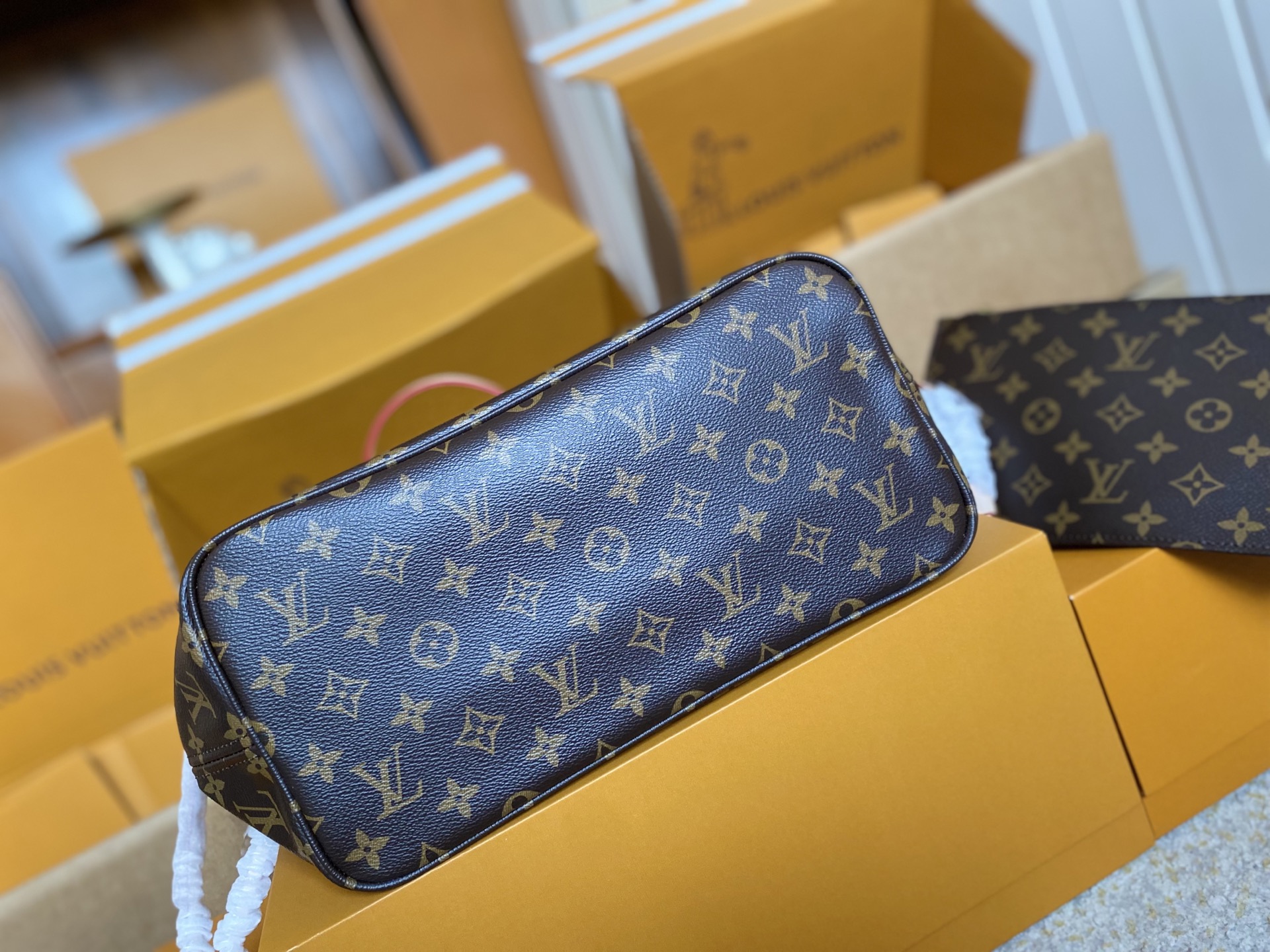 p450。 顶级原单 M40995 老花杏新版本 ✨支持NXP芯片感应 ❤️M41177 老花红 M41178 老花玫红 M50366 老花粉 本款 Neverfull 中号手袋结合了经典设计与标志性细节。由柔软 Monogram 帆布制成，采用多彩织物内衬，并搭配牛皮革饰边，宽敞却不臃肿。束紧两侧成就潮流风范，舒展即现休闲气质。配有纤薄舒适手柄，可肩背或肘挎。可拆卸手袋可用作手拿包或口袋。
详细特征

31 x 28 x 14 厘米 
(长度 x 高 x 宽)
