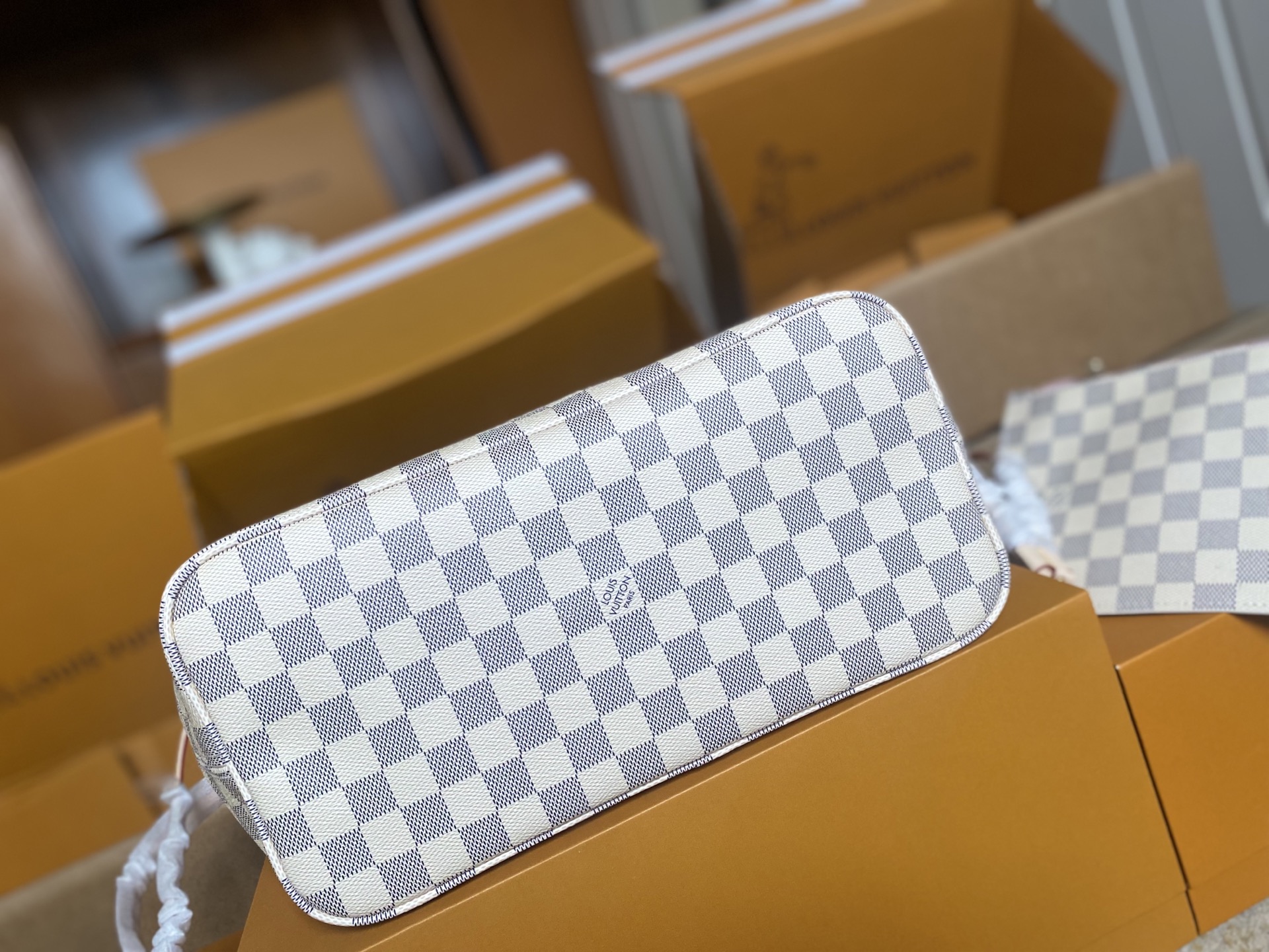 p450。 顶级原单 N41605 白格粉色新版新版本✨N41361 白格杏色 本款 Neverfull 中号手袋结合了经典设计与标志性细节。由清新 Damier Azur 帆布制成，采用多彩织物内衬，并搭配牛皮革饰边，宽敞却不臃肿。束紧两侧成就潮流风范，舒展即现休闲气质。配有纤薄手柄，可肩背或肘挎。可拆卸手袋可用作手拿包或口袋。
详细特征

31 x 28 x 14 厘米 
(长度 x 高 x 宽)
