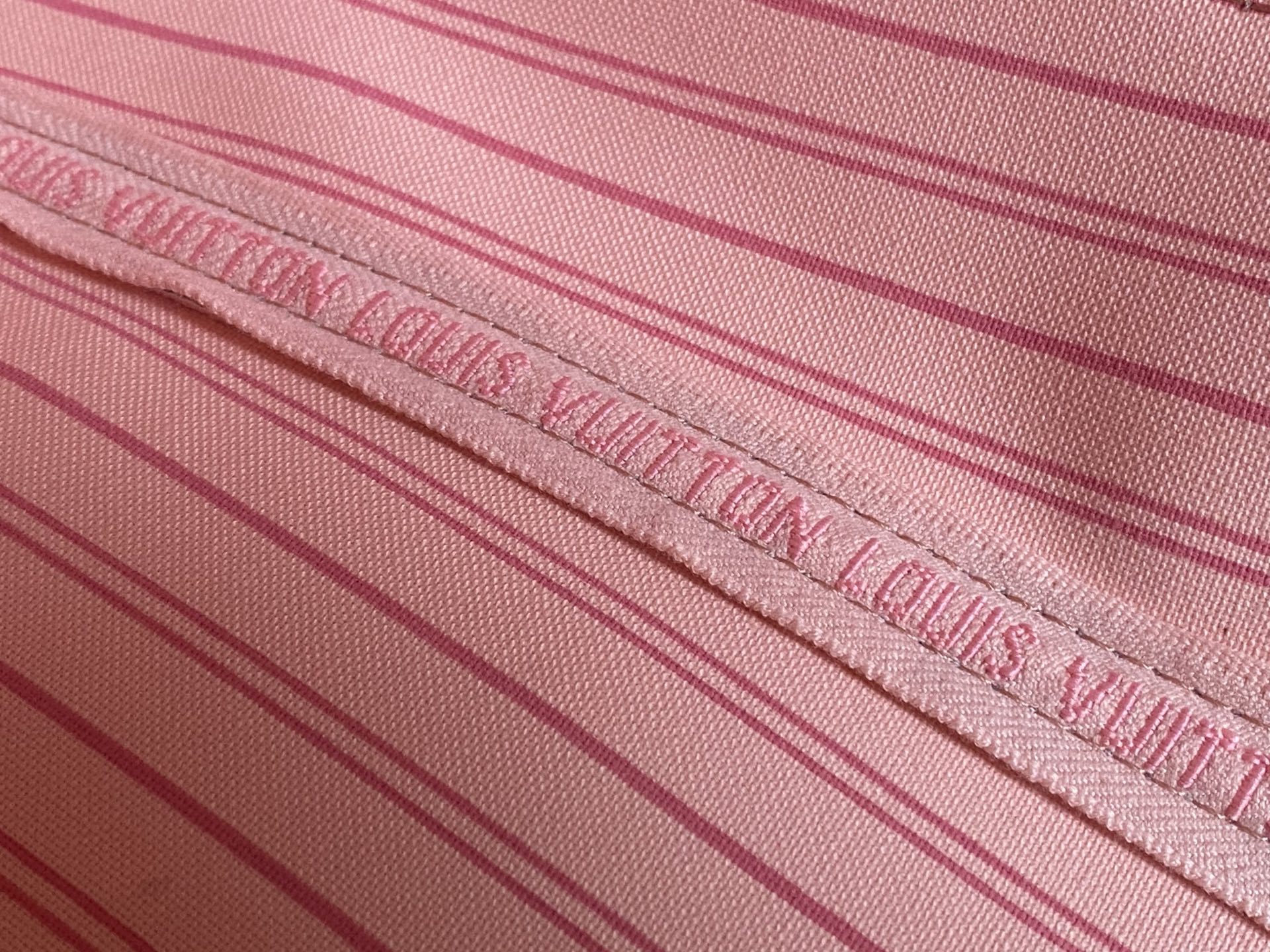 p450。 顶级原单 N41605 白格粉色新版新版本✨N41361 白格杏色 本款 Neverfull 中号手袋结合了经典设计与标志性细节。由清新 Damier Azur 帆布制成，采用多彩织物内衬，并搭配牛皮革饰边，宽敞却不臃肿。束紧两侧成就潮流风范，舒展即现休闲气质。配有纤薄手柄，可肩背或肘挎。可拆卸手袋可用作手拿包或口袋。
详细特征

31 x 28 x 14 厘米 
(长度 x 高 x 宽)
