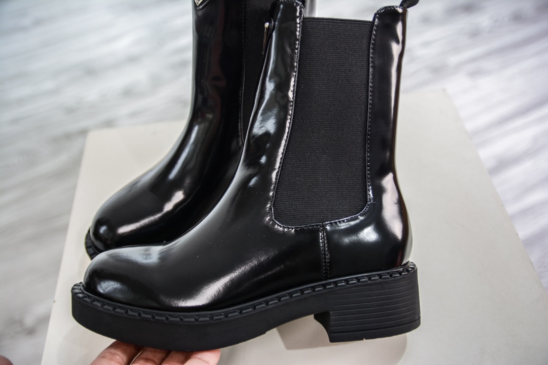 Guangdong Prada mid-calf short boots black thick sole heavy launch Prada's latest short boots thick sole series