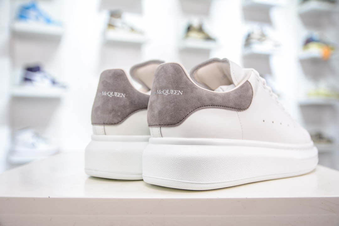 Guangdong top-grade pure original McQueen low-top thick-soled sneakers white gray suede tail