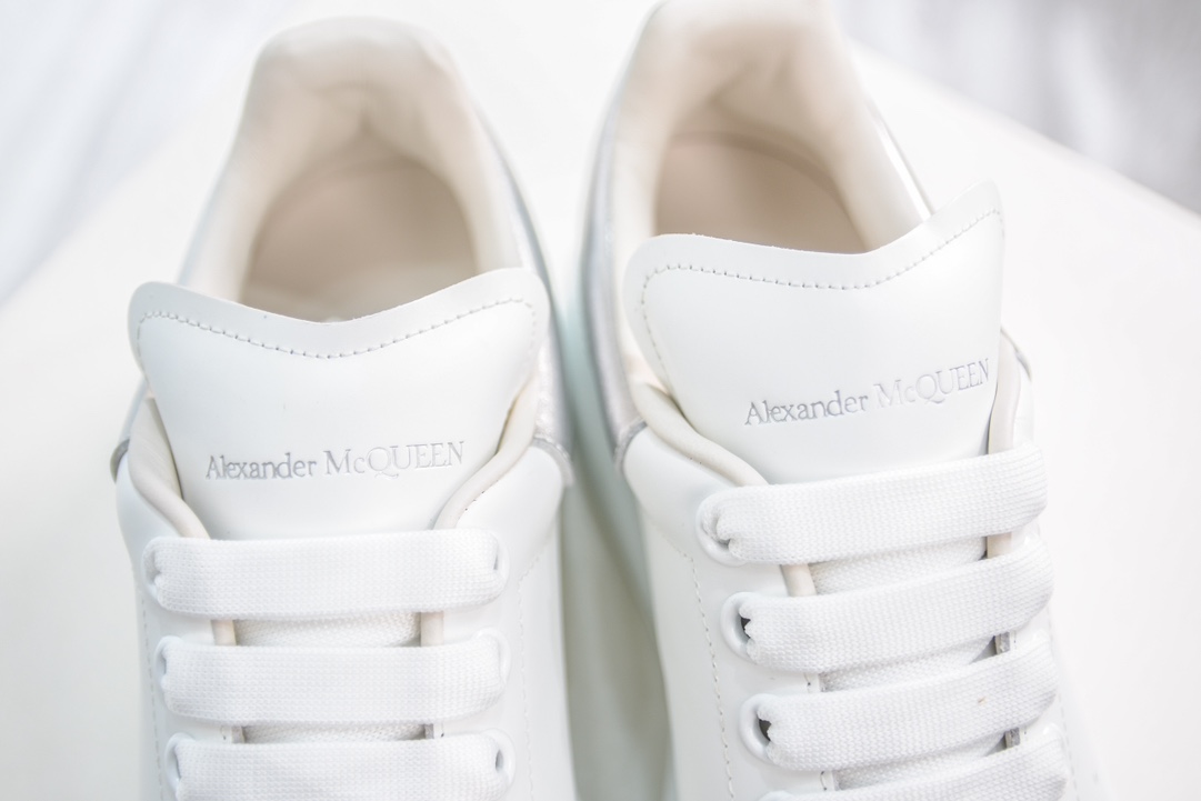 480 麦昆Alexander McQueen Oversized Sneakers 低帮时装厚底休闲运动小白板鞋