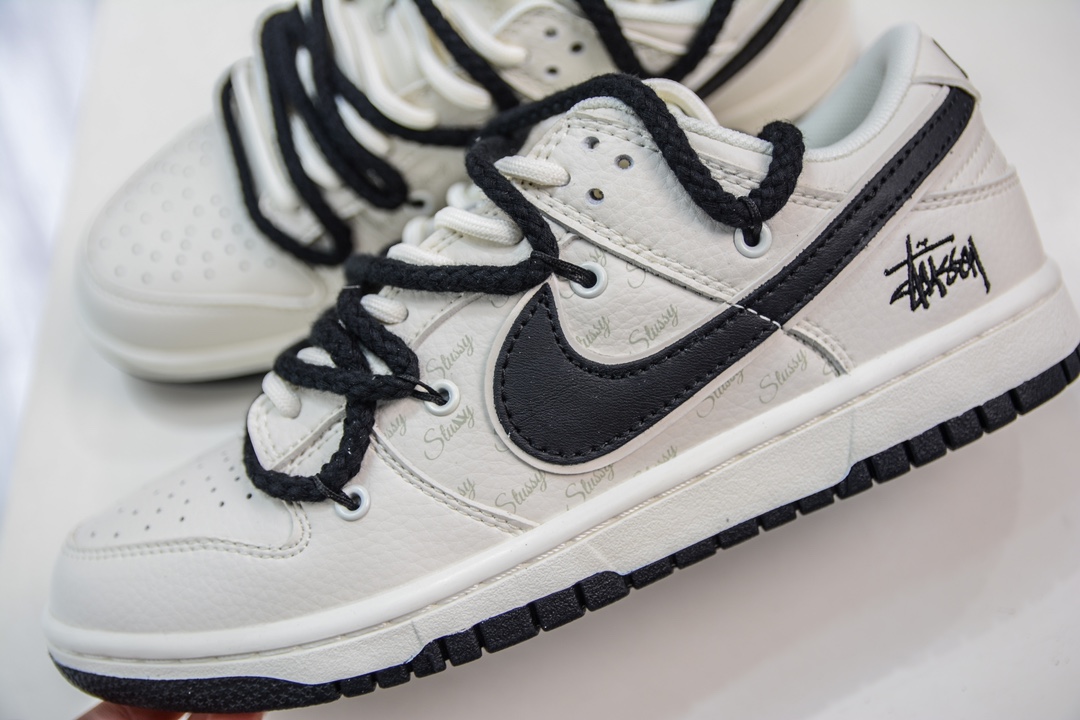 300 Nike SB Dunk Low“斯图西联名——米白黑” 周年高端定制低帮休闲板鞋 FC1688-139