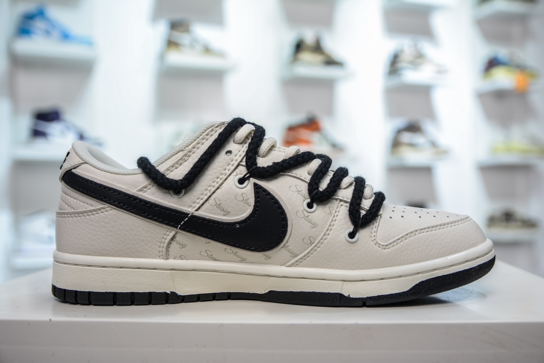 300 Nike SB Dunk Low“斯图西联名——米白黑” 周年高端定制低帮休闲板鞋 FC1688-139