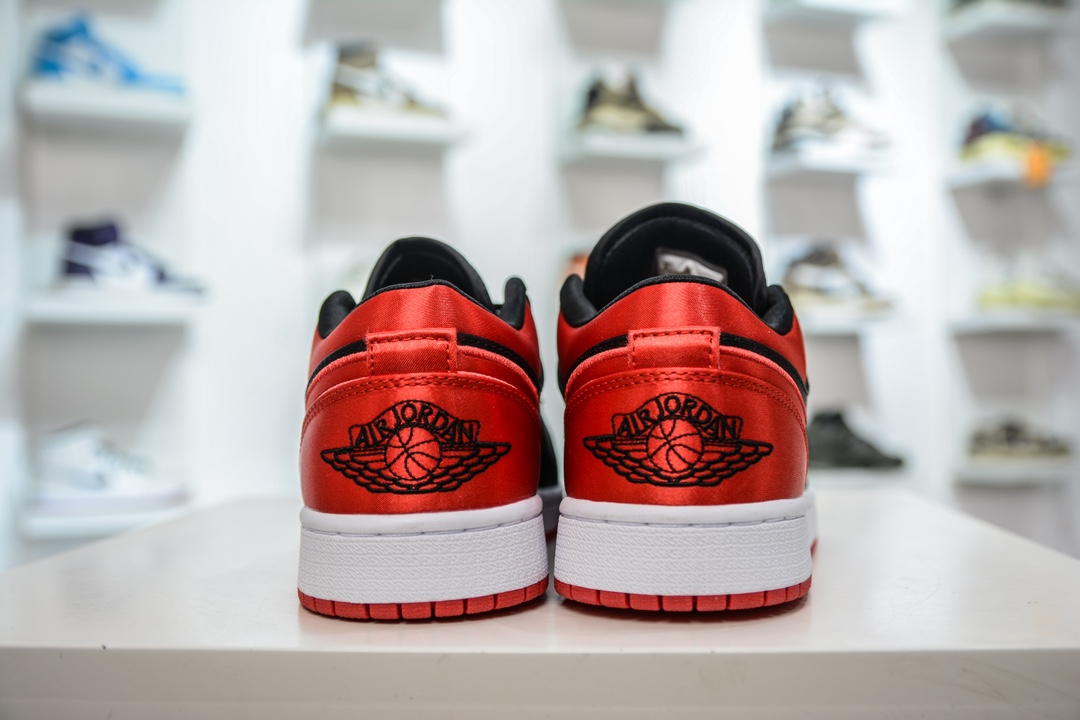 T version of the original Jordan Air Jordan 1 Low Retro black and red silk FD4810-061