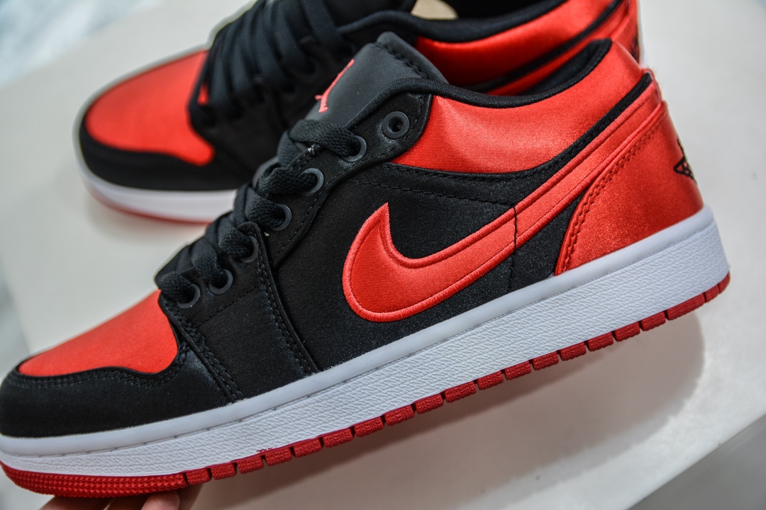 T version of the original Jordan Air Jordan 1 Low Retro black and red silk FD4810-061