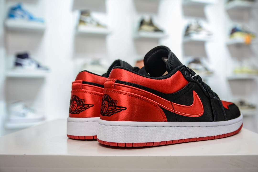 T version of the original Jordan Air Jordan 1 Low Retro black and red silk FD4810-061