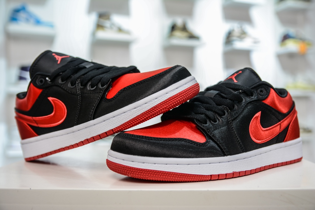 T version of the original Jordan Air Jordan 1 Low Retro black and red silk FD4810-061