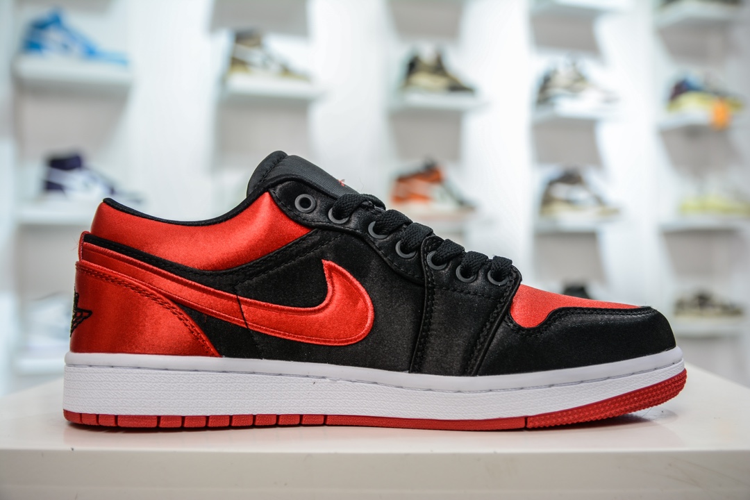 T version of the original Jordan Air Jordan 1 Low Retro black and red silk FD4810-061