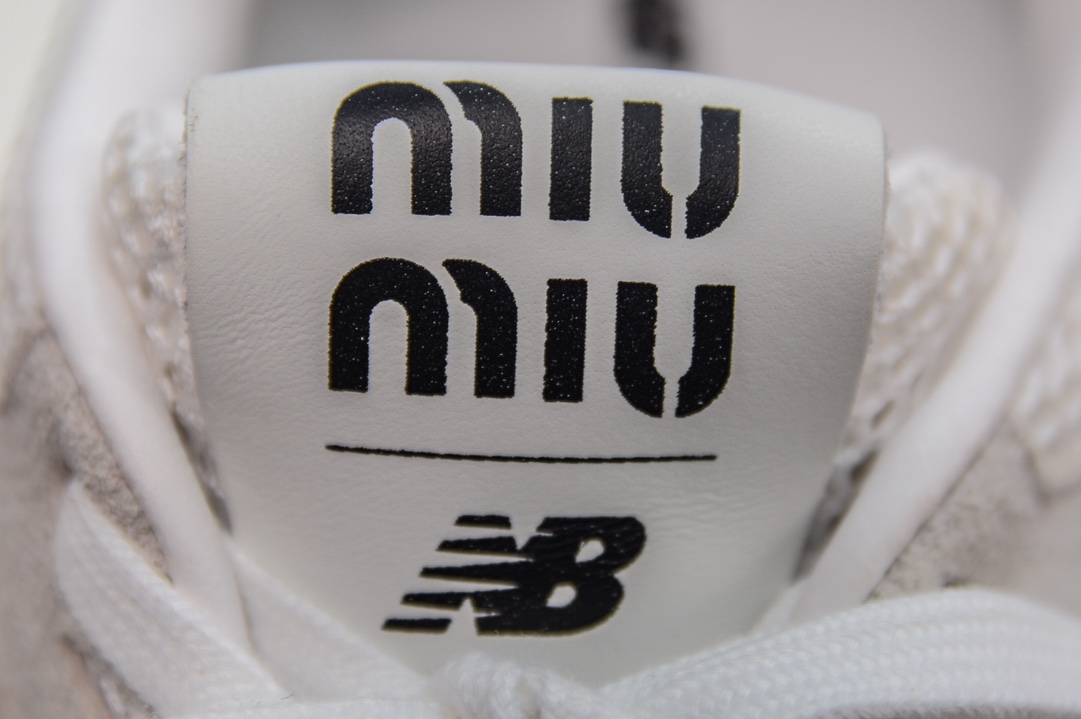 MiumiuxNewBalance24s联名款运动鞋缪缪大秀上爆出的这双与NewBalance新百伦联名