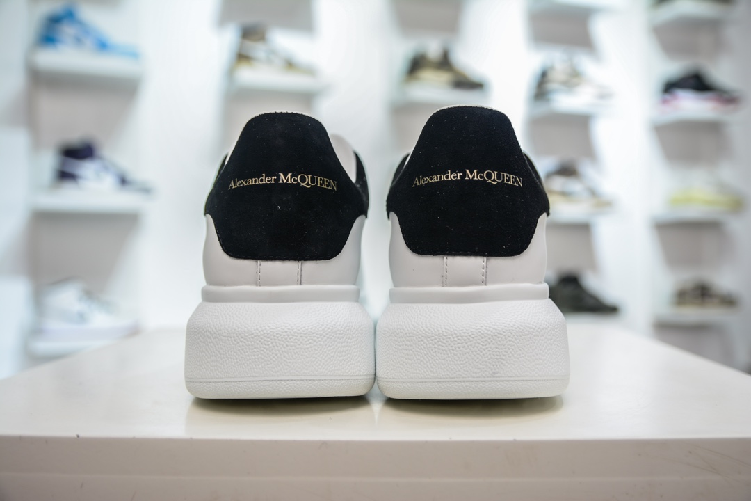 400 Alexander McQueen Oversized Sneakers 低帮时装厚底休闲运动小白板鞋