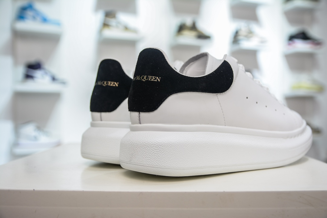 400 Alexander McQueen Oversized Sneakers 低帮时装厚底休闲运动小白板鞋