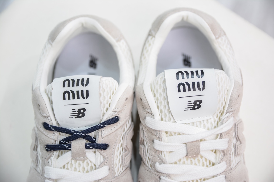 220 New Balance x Miumiu 缪缪联名 24s联名款运动鞋 ECAP523059B