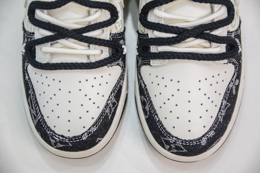 300 LV x Nike Dunk Low 黑牛仔印花 此款主张打破传统的工业化流水线设计限制 SJ2068-238