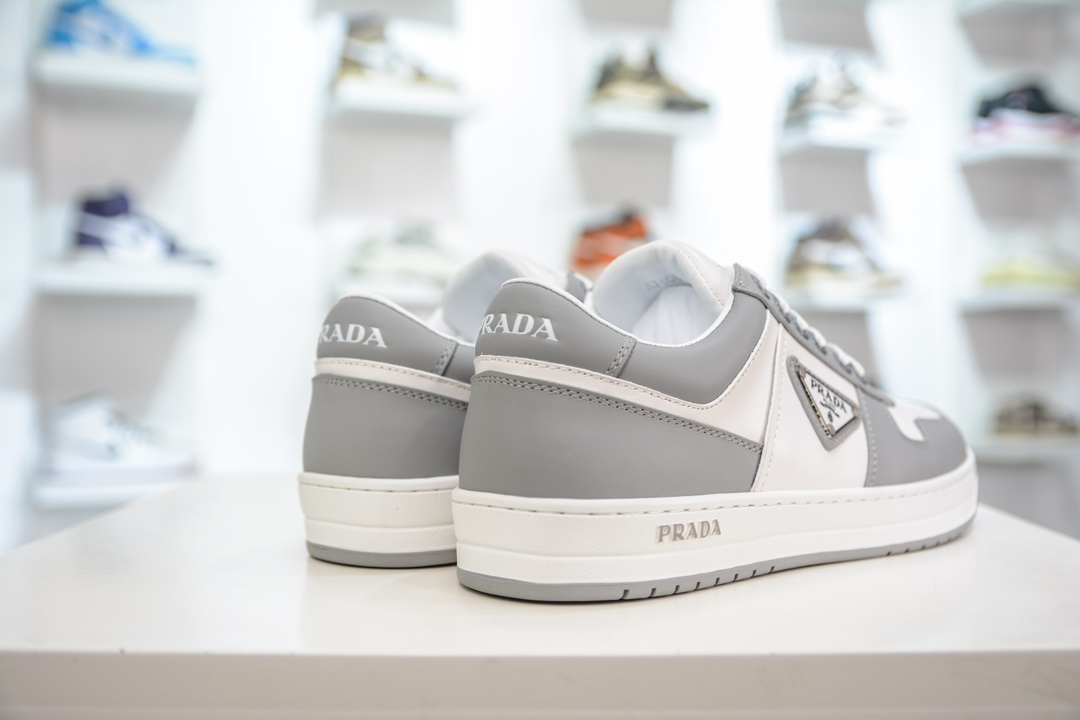 420 广东原装品质 普拉达Prada Downtown Low Sneakers 闹市区系列小白板鞋“皮革灰白三角标”