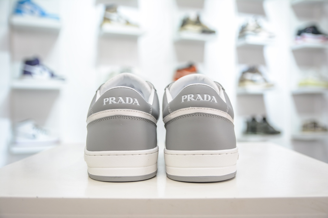 420 广东原装品质 普拉达Prada Downtown Low Sneakers 闹市区系列小白板鞋“皮革灰白三角标”