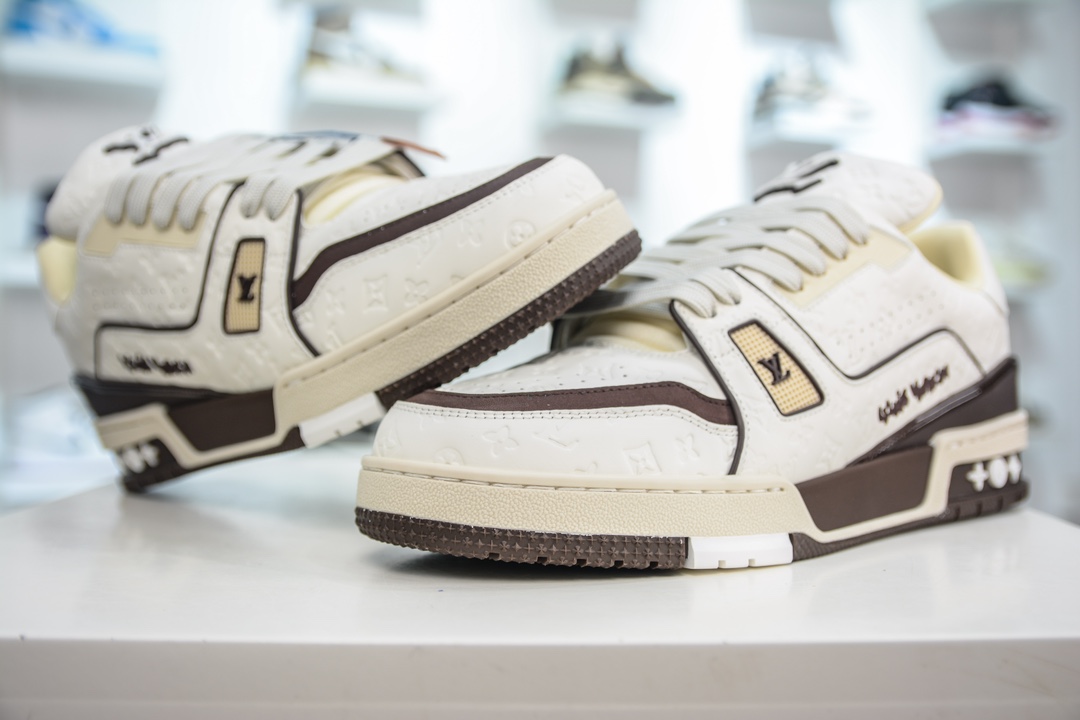 700 LOUIS VUITTON Trainer LV 路易威登