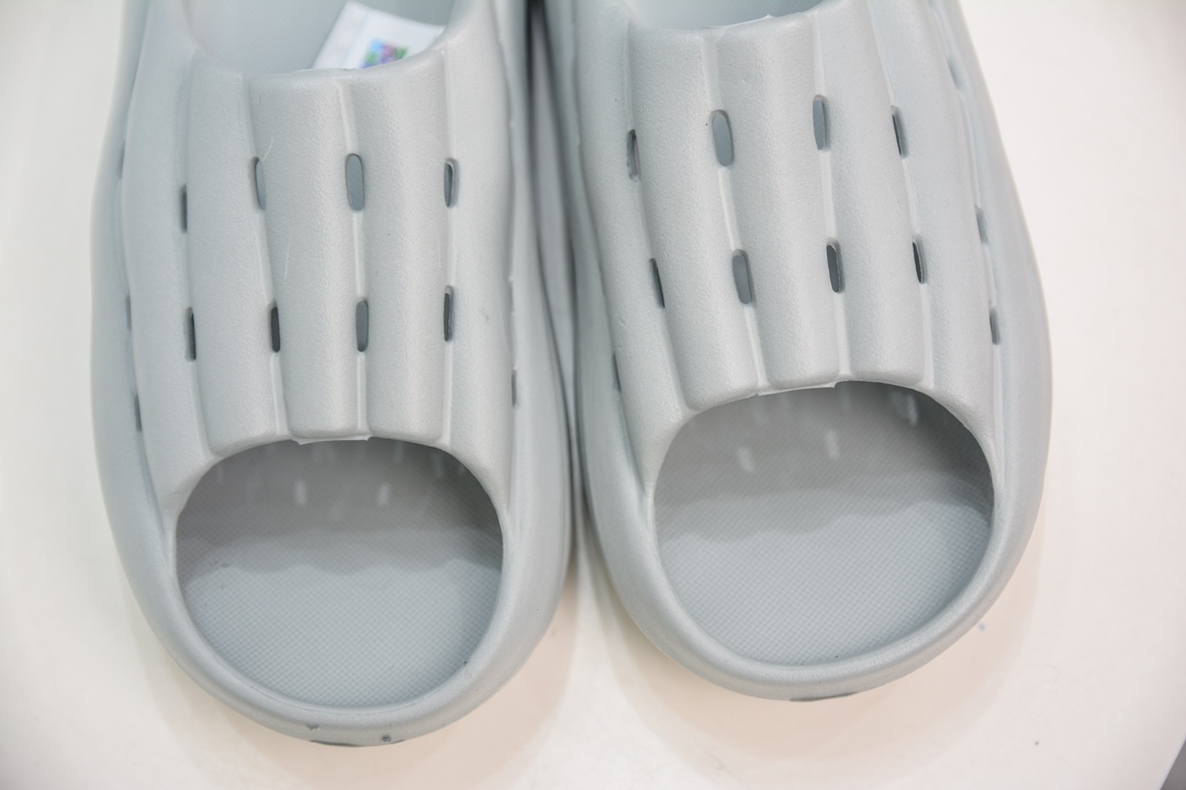 110 UGG 1136880 舒适轻盈时尚女款涉水拖鞋