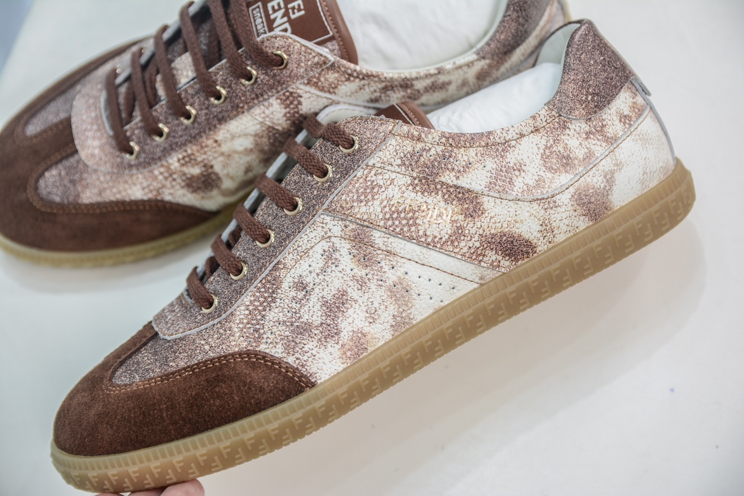 350 芬迪Fendi Flair Leather Sneaker Low 弗莱尔系列低帮板鞋“皮革生胶” FENDI