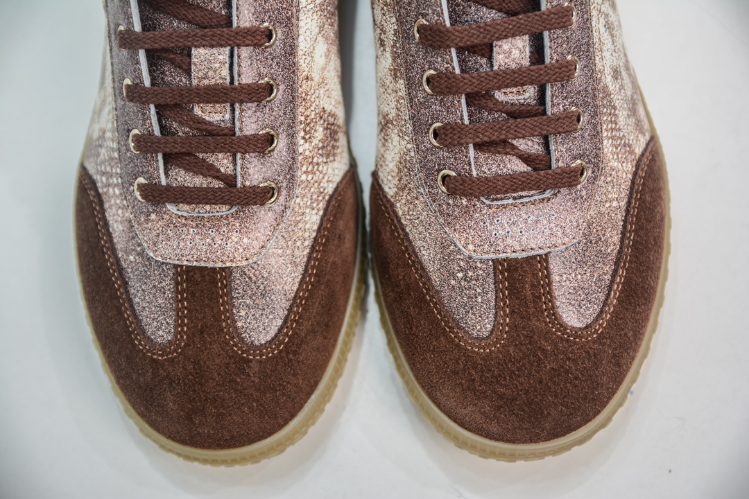 350 芬迪Fendi Flair Leather Sneaker Low 弗莱尔系列低帮板鞋“皮革生胶” FENDI