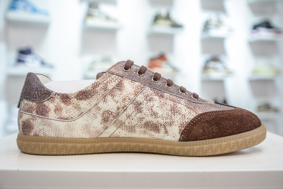 350 芬迪Fendi Flair Leather Sneaker Low 弗莱尔系列低帮板鞋“皮革生胶” FENDI