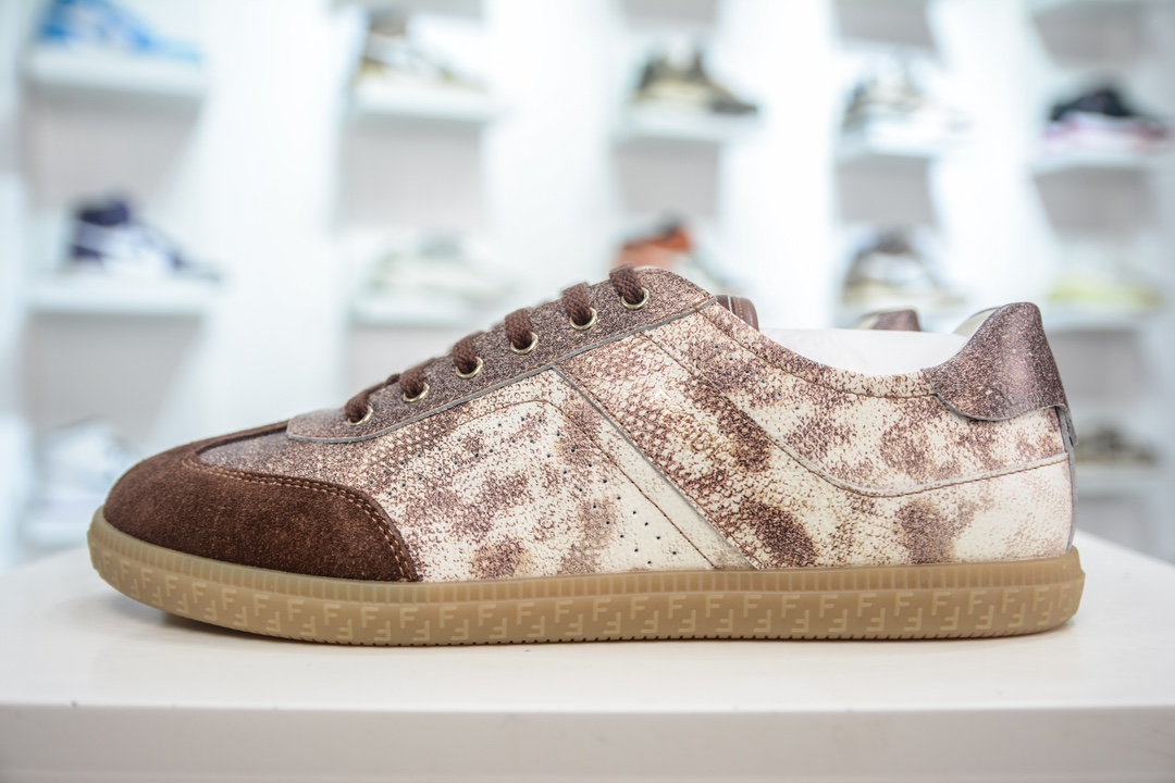 350 芬迪Fendi Flair Leather Sneaker Low 弗莱尔系列低帮板鞋“皮革生胶” FENDI