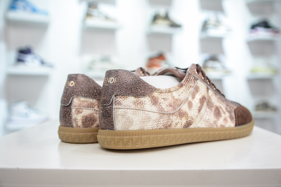350 芬迪Fendi Flair Leather Sneaker Low 弗莱尔系列低帮板鞋“皮革生胶” FENDI