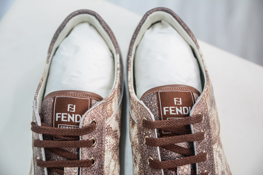 350 芬迪Fendi Flair Leather Sneaker Low 弗莱尔系列低帮板鞋“皮革生胶” FENDI