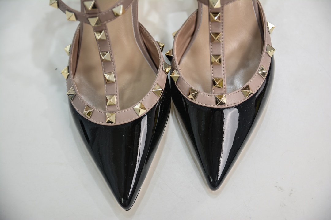 400 意大利高奢时装品牌·华伦天奴/Valentino Garavani Rockstud Pumps For Women Shoes 系列 WS0375VNWP45 VALENTINO GARAVANI ROCKSTUD 漆皮系带铆钉高跟鞋
