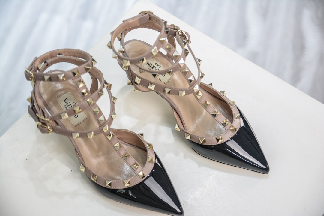 400 意大利高奢时装品牌·华伦天奴/Valentino Garavani Rockstud Pumps For Women Shoes 系列 WS0375VNWP45 VALENTINO GARAVANI ROCKSTUD 漆皮系带铆钉高跟鞋