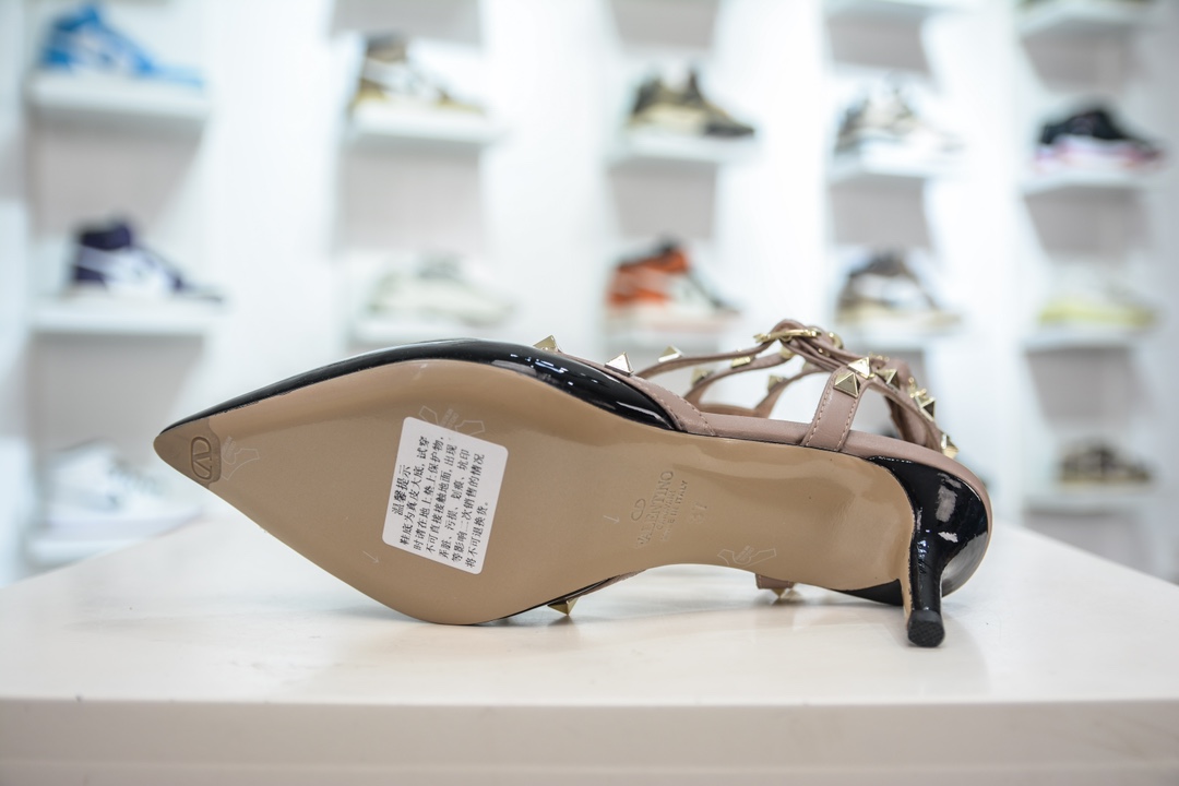 400 意大利高奢时装品牌·华伦天奴/Valentino Garavani Rockstud Pumps For Women Shoes 系列 WS0375VNWP45 VALENTINO GARAVANI ROCKSTUD 漆皮系带铆钉高跟鞋