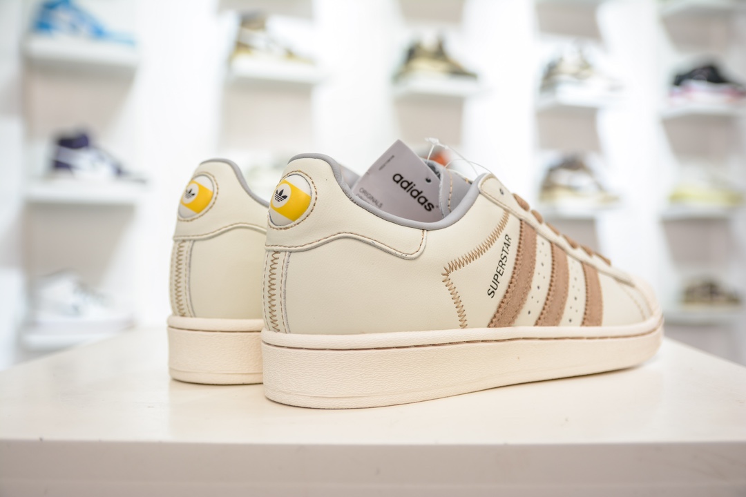 三叶草Adidas Originals Superstar”Beige Tan”经典贝壳头系列低帮板鞋“皮革米白棕桌球” IF1779